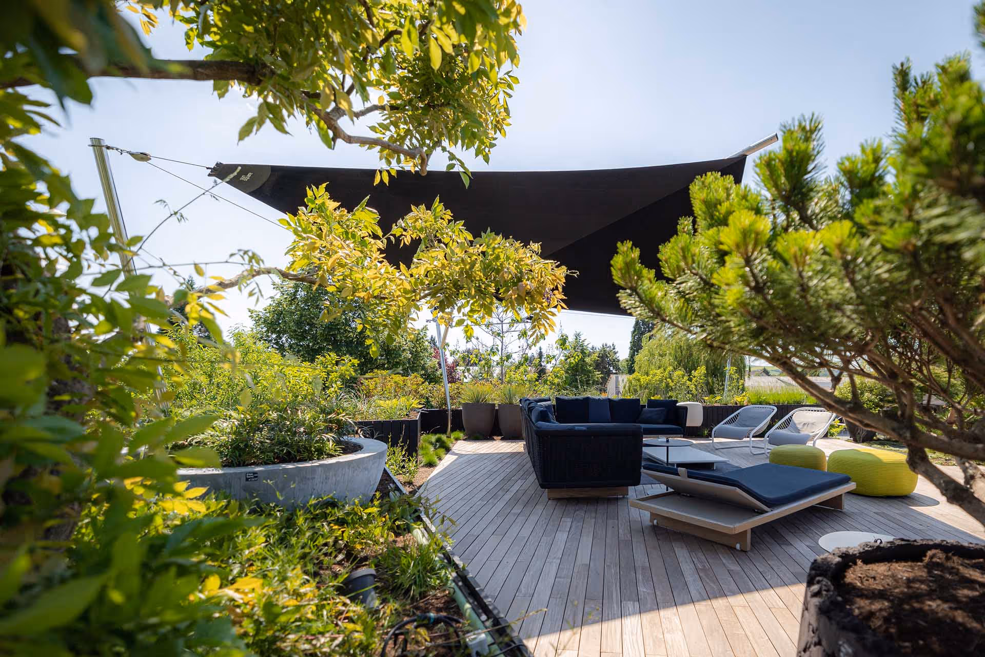 Schwarzes SunSquare Referenzsegel mit 30 m² Fläche auf der Dachterrasse von Kramer & Kramer.