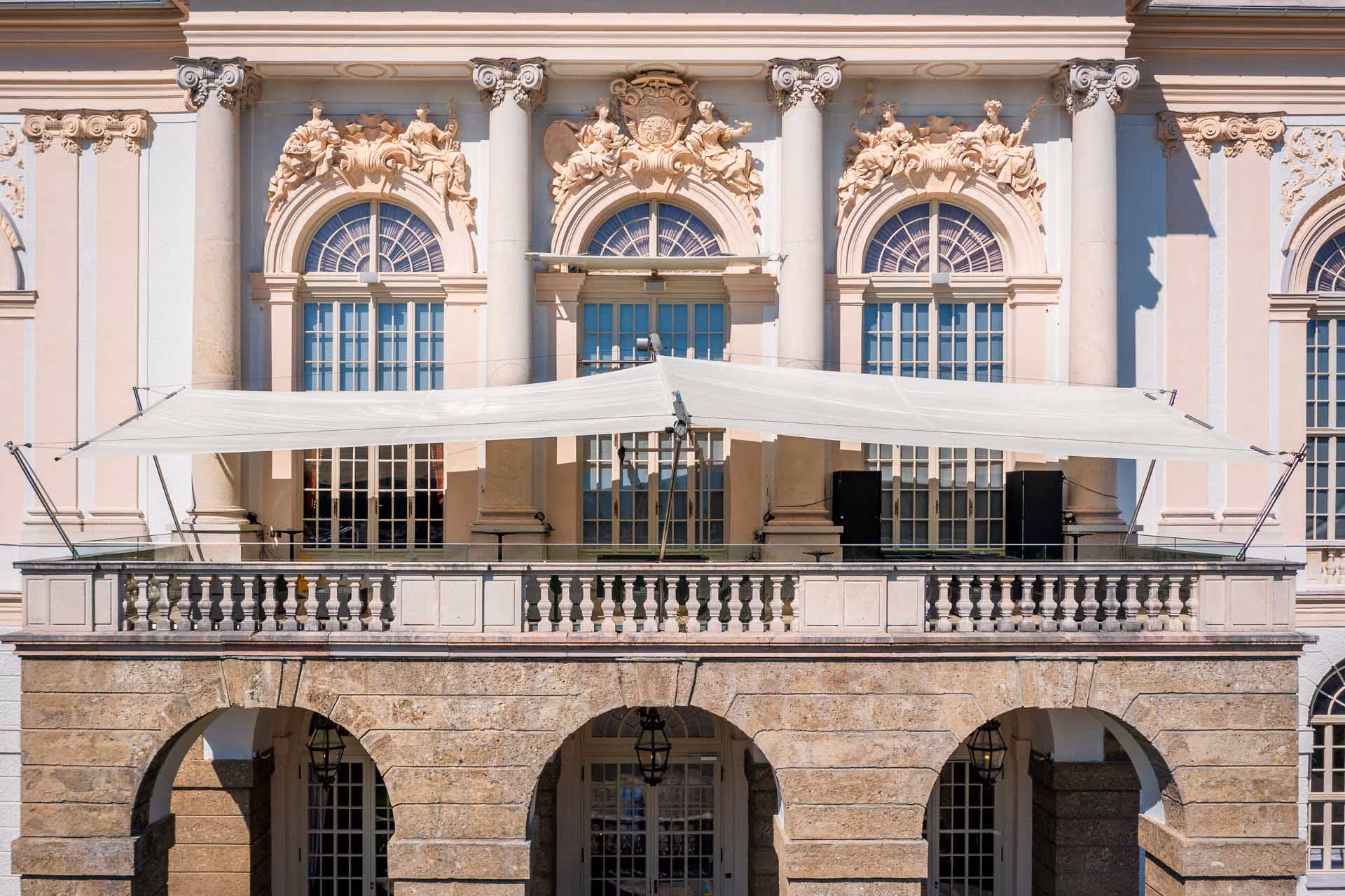 Casino Salzburg Hauptportal - das barocke Schloss in Salzburg mit SunSquare Rechtecksegel-Anlage.