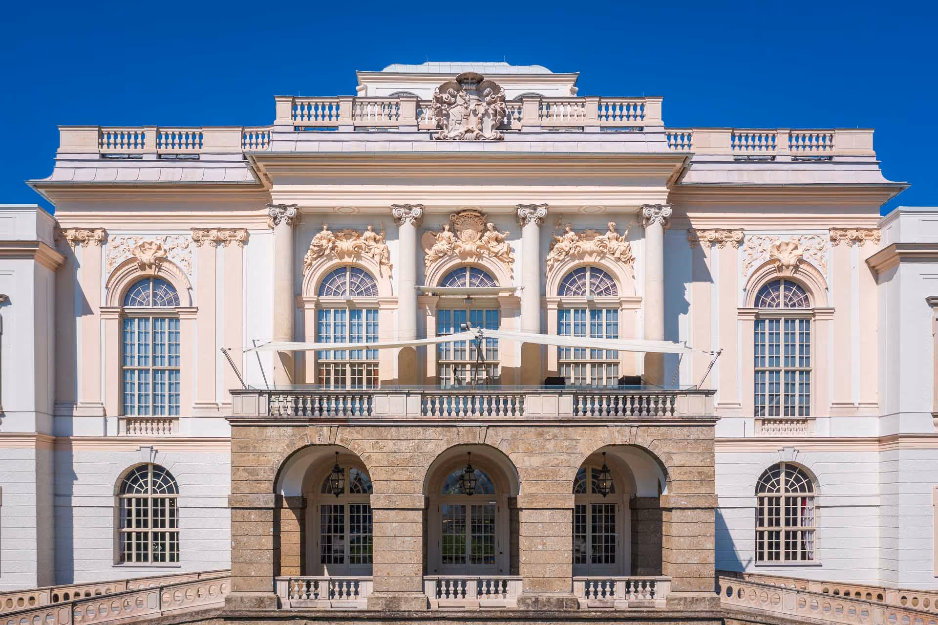 Casino Salzburg Hauptportal - das barocke Schloss in Salzburg mit SunSquare Rechtecksegel-Anlage.