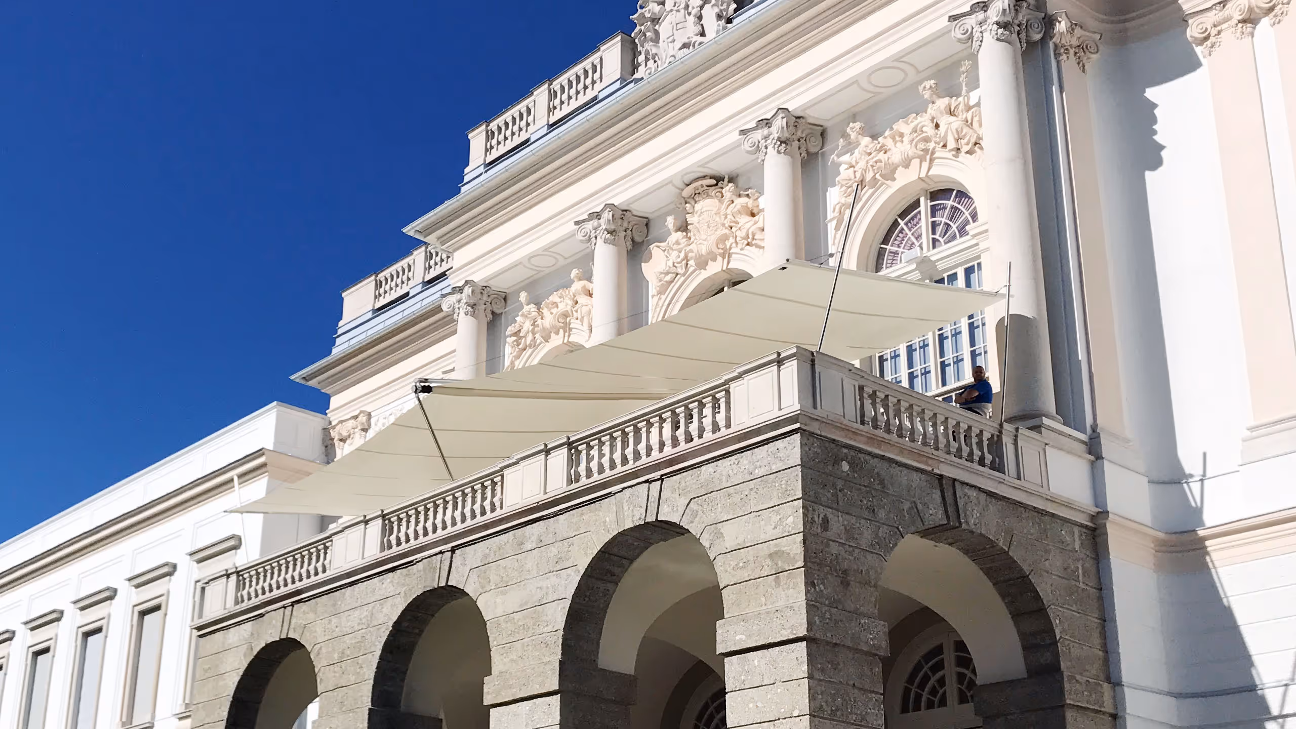 Casino Salzburg Hauptportal - das barocke Schloss in Salzburg mit SunSquare Rechtecksegel-Anlage.