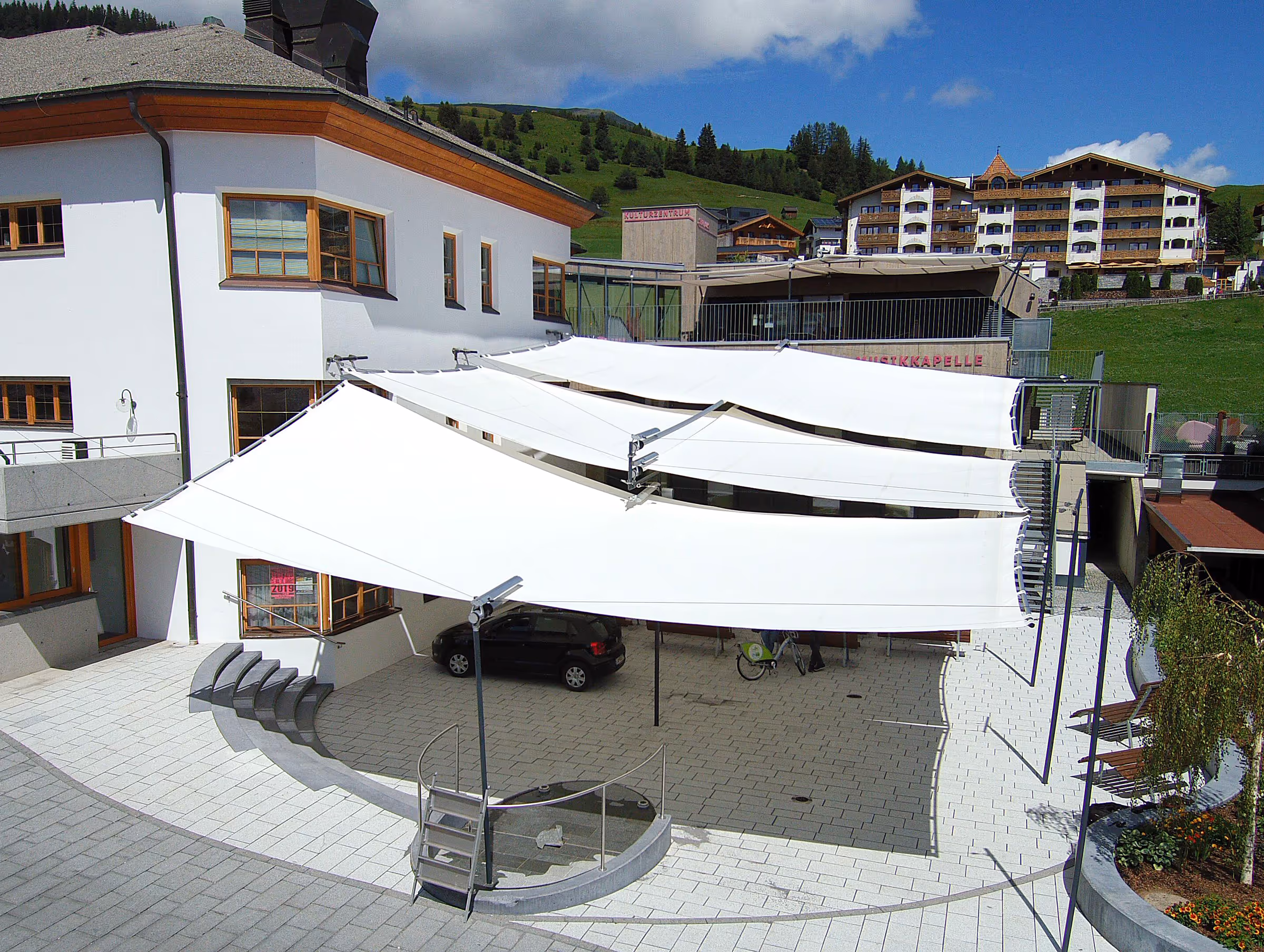 The bandstand in Serfaus consists of a pedestal that offers musicians appropriate stages and the awning attached above provides protection from sun and rain.