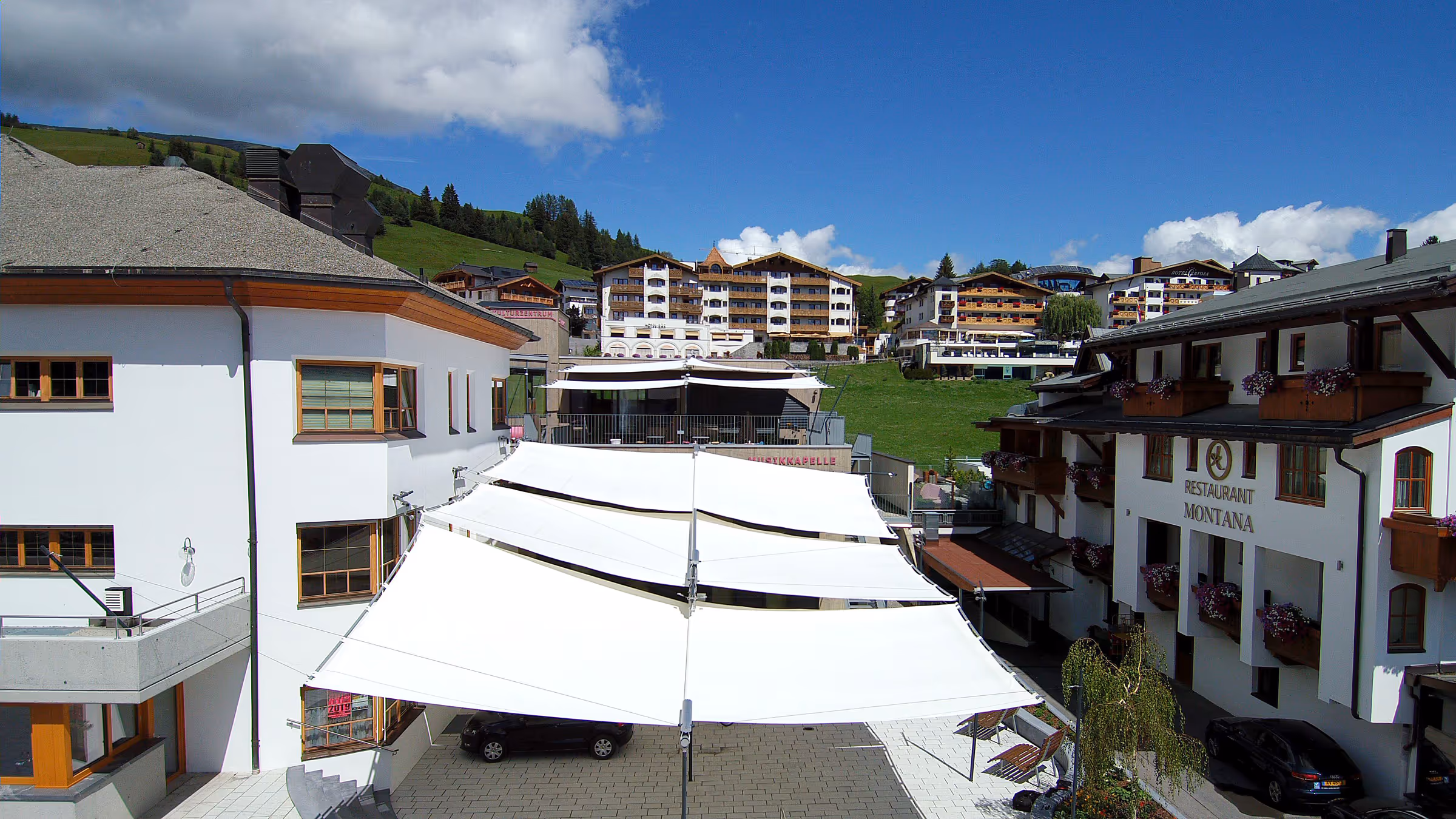 Die 195 m² große textile Überdachung bietet ganzjährigen Schutz für Musiker:innen und Publikum.