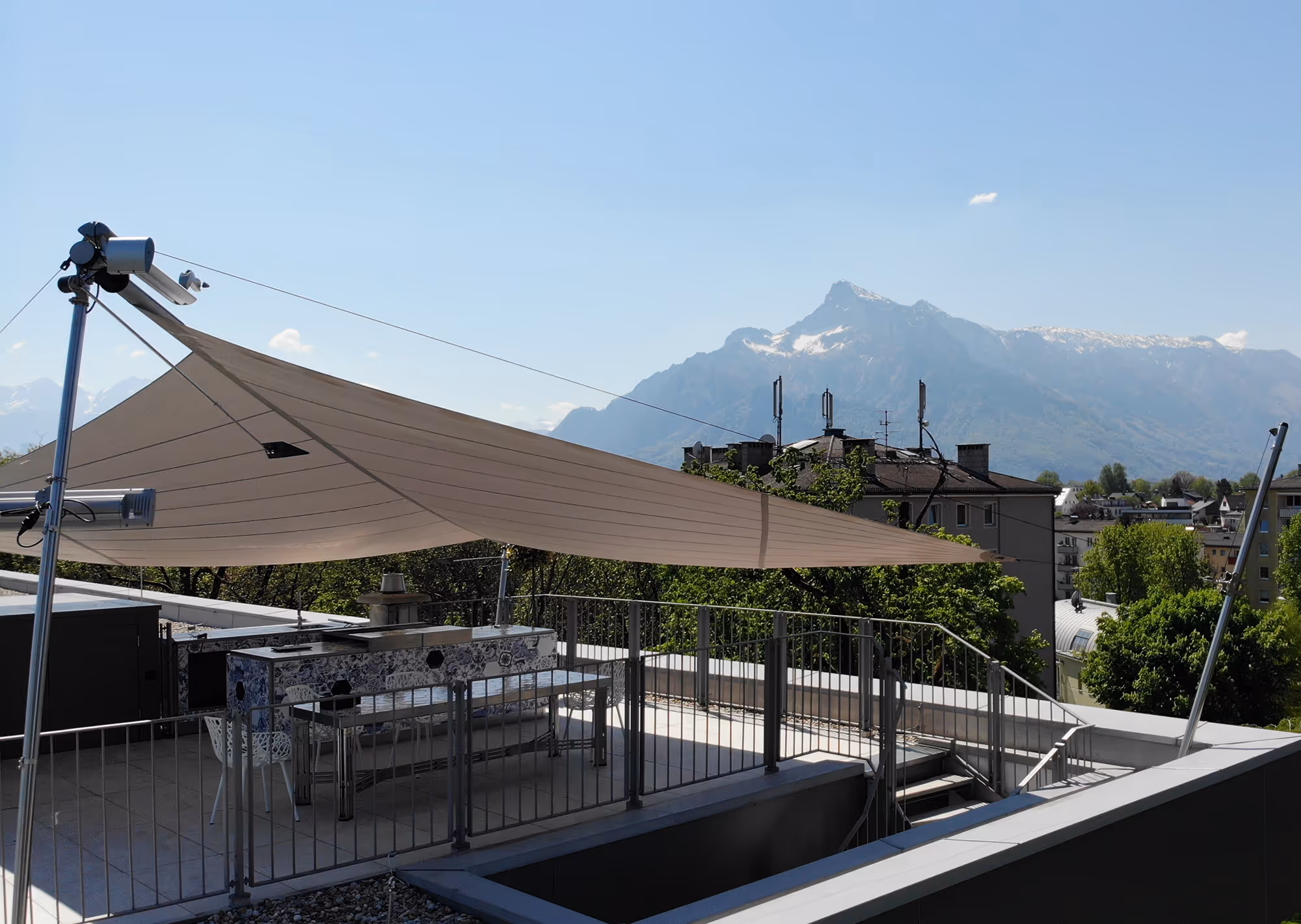 Eine SunSquare LED Leuchte sorgt für stimmungsvolles Licht in den Abendstunden.