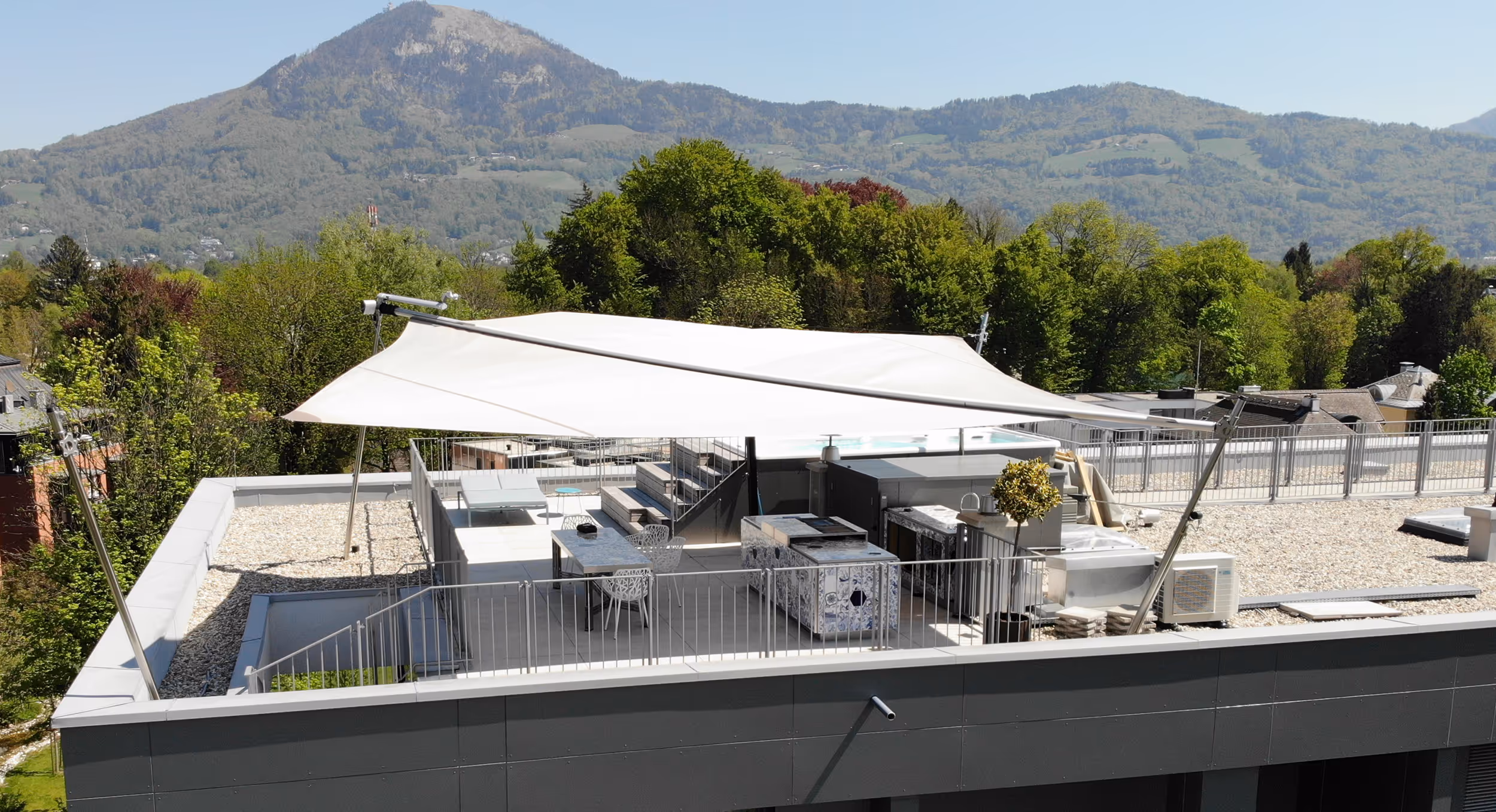 Das geschulte Auge erkennt die Höhenversteller von SunSquare an den Stützen.