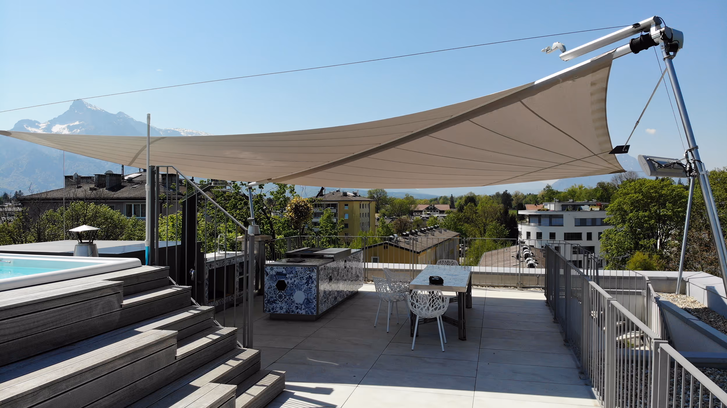 Die Farbe des Segels wurde dezent und zum Boden der Dachterrasse passend gewählt.