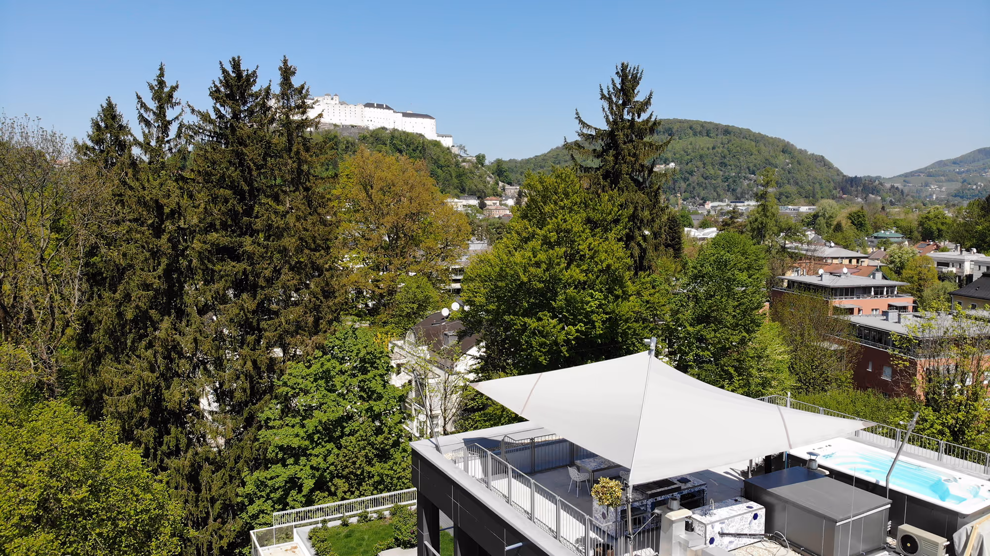 Der Blick von der Dachterrasse auf die Festung Hohensalzburg.