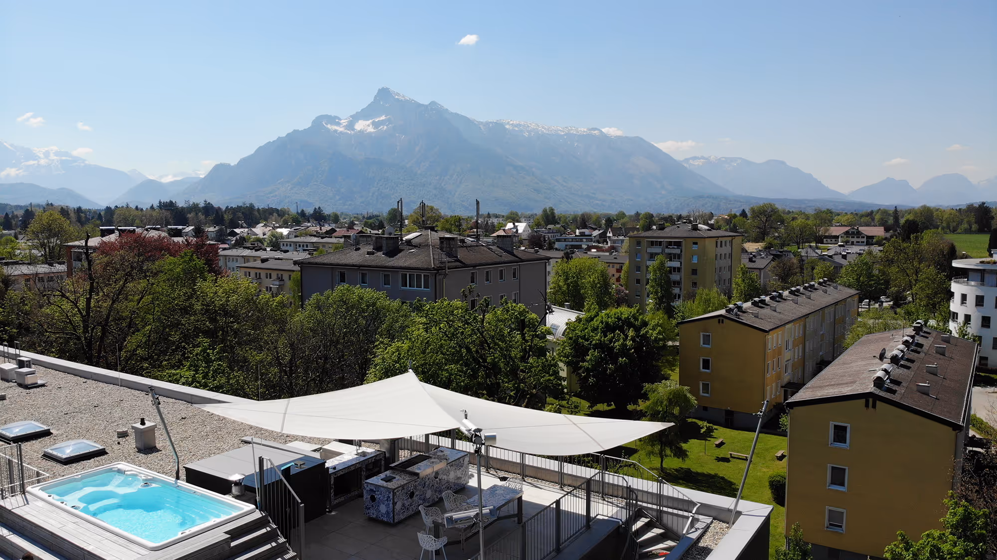Die Farbe des Segels wurde dezent und zum Boden der Dachterrasse passend gewählt.