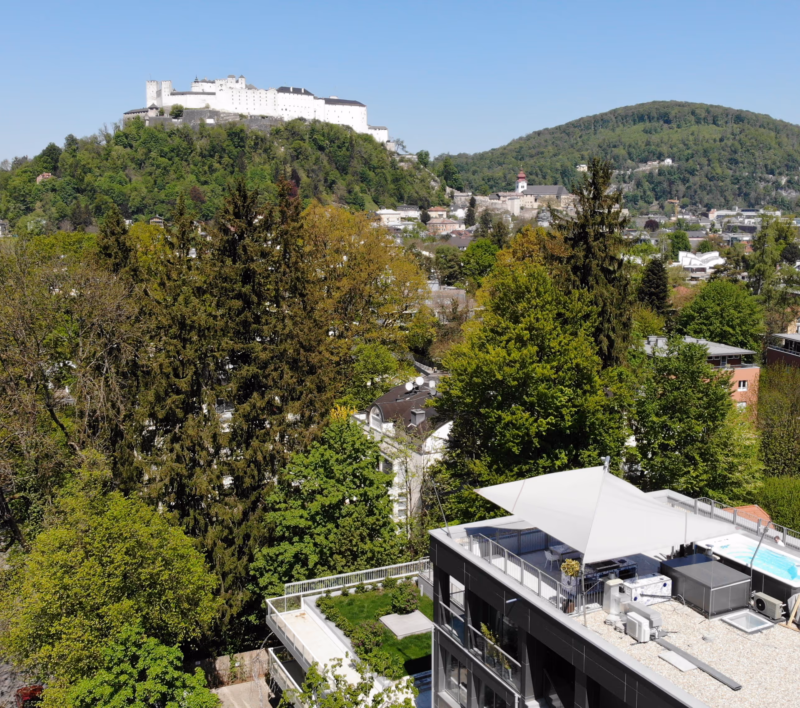 Das Sonnensegel wurde neben einem Schwimm-Spa auf einer großflächigen Dachterrasse errichtet