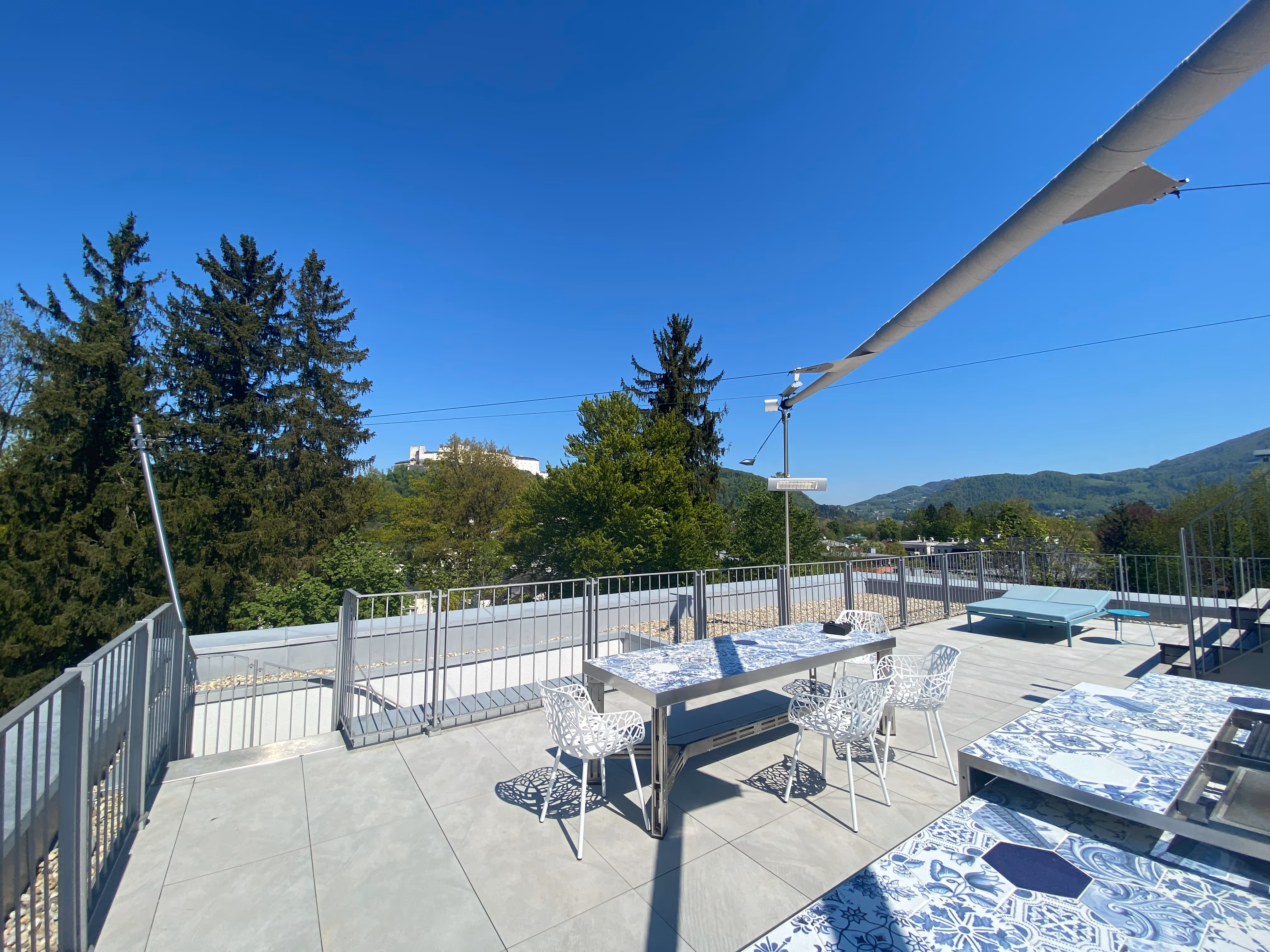 Die Farbe des Segels wurde dezent und zum Boden der Dachterrasse passend gewählt.