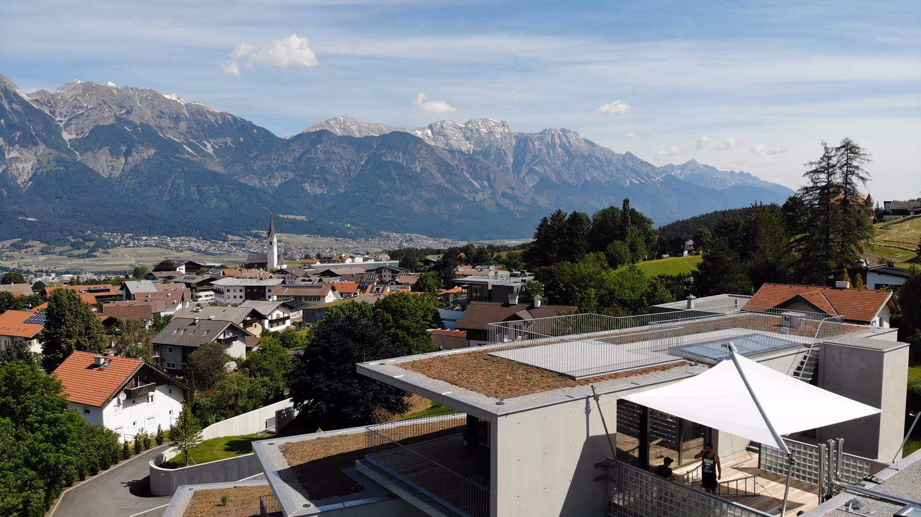 The roof terrace is protected from sun and rain by a SunSquare awning.