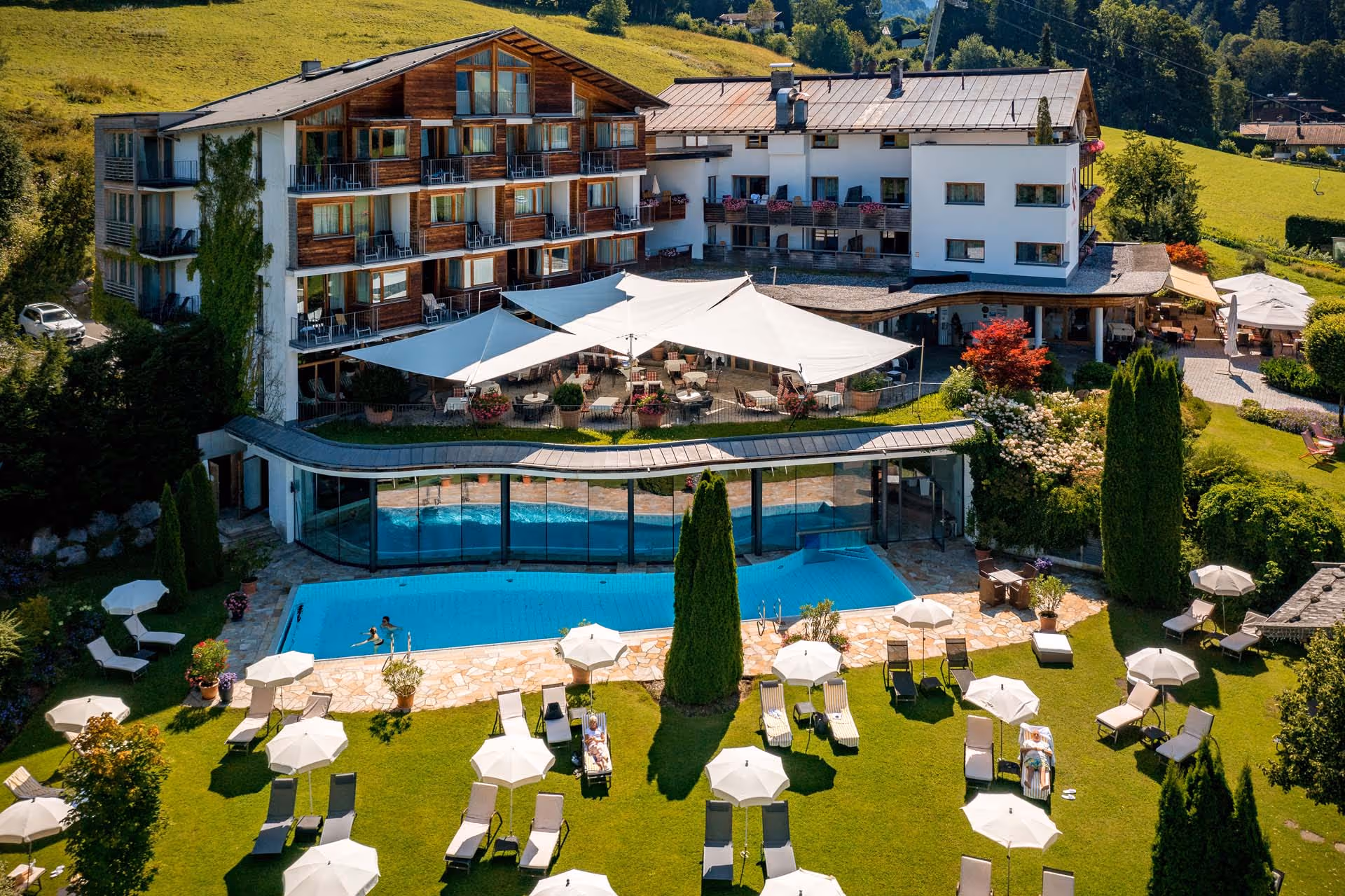 The Bichlhof sports and wellness hotel in Kitzbühel with outdoor pool and located right next to the ski slopes, relies on the quality of SunSquare sun sails.