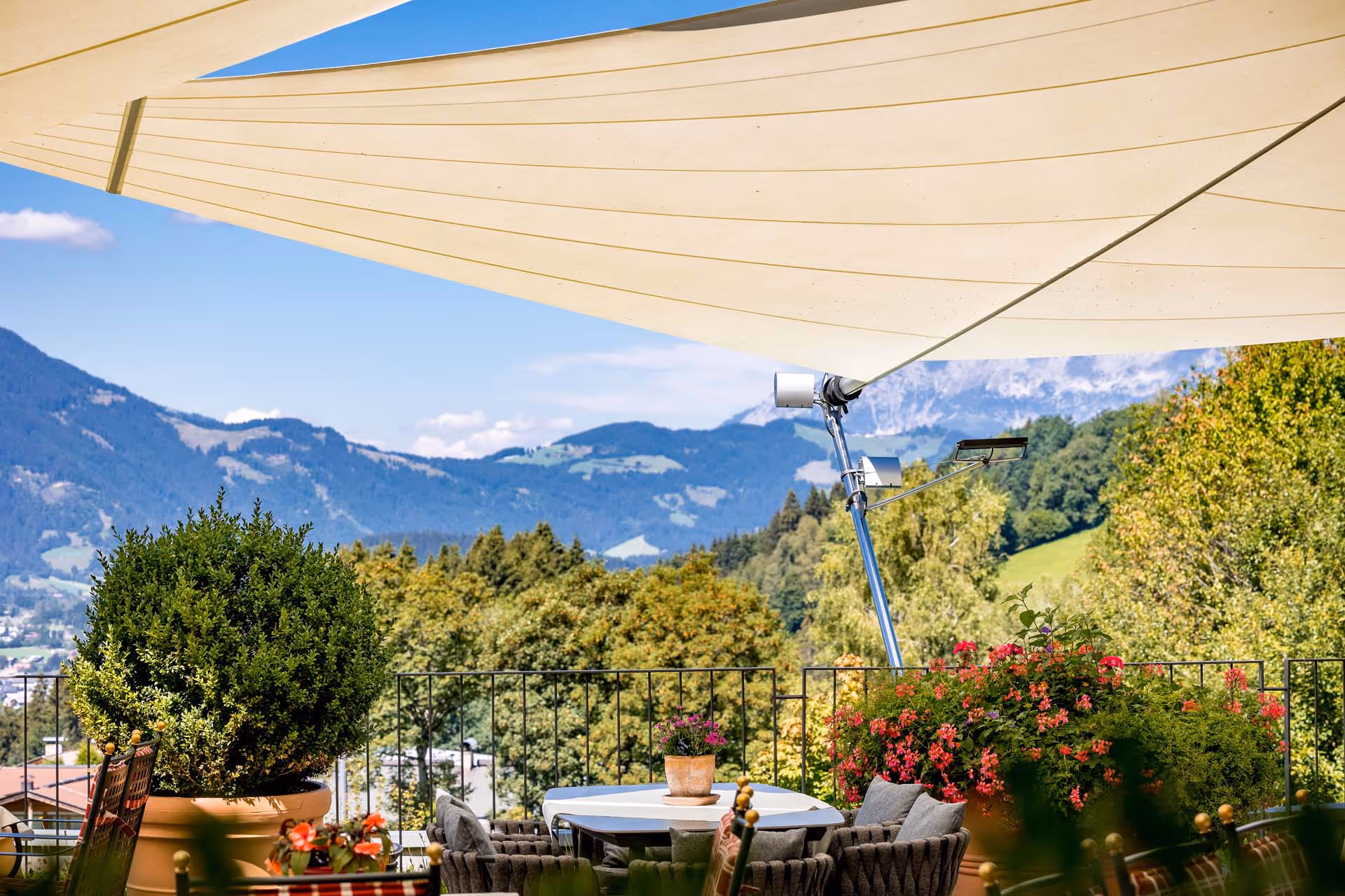 SunSquare zeigt mit dieser Installation seine Stärke in funktionaler Eleganz und landschaftlicher Integration.