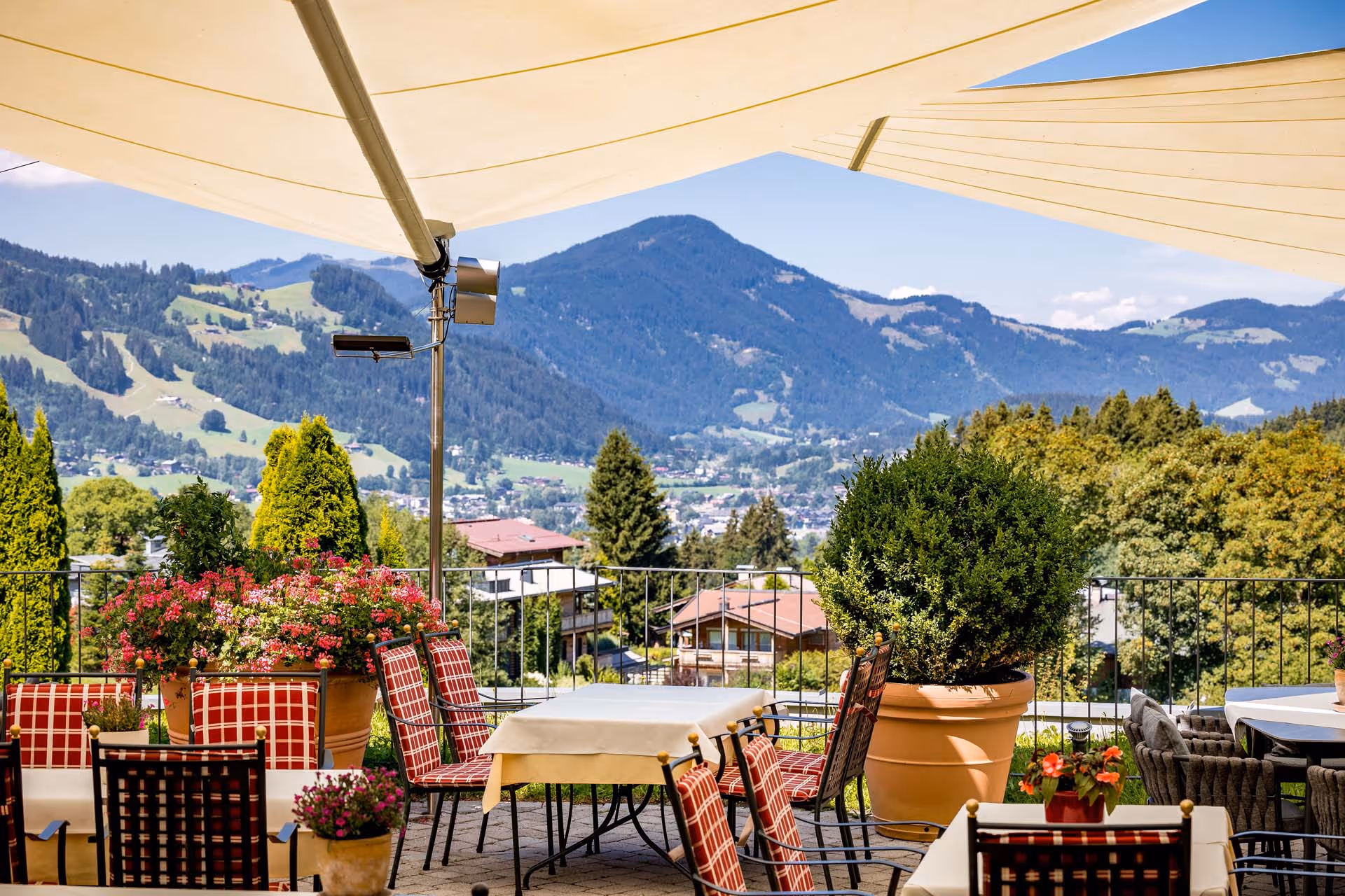 Sonnensegel schaffen geschützte Aufenthaltsbereiche mit freiem Blick auf die Berge.