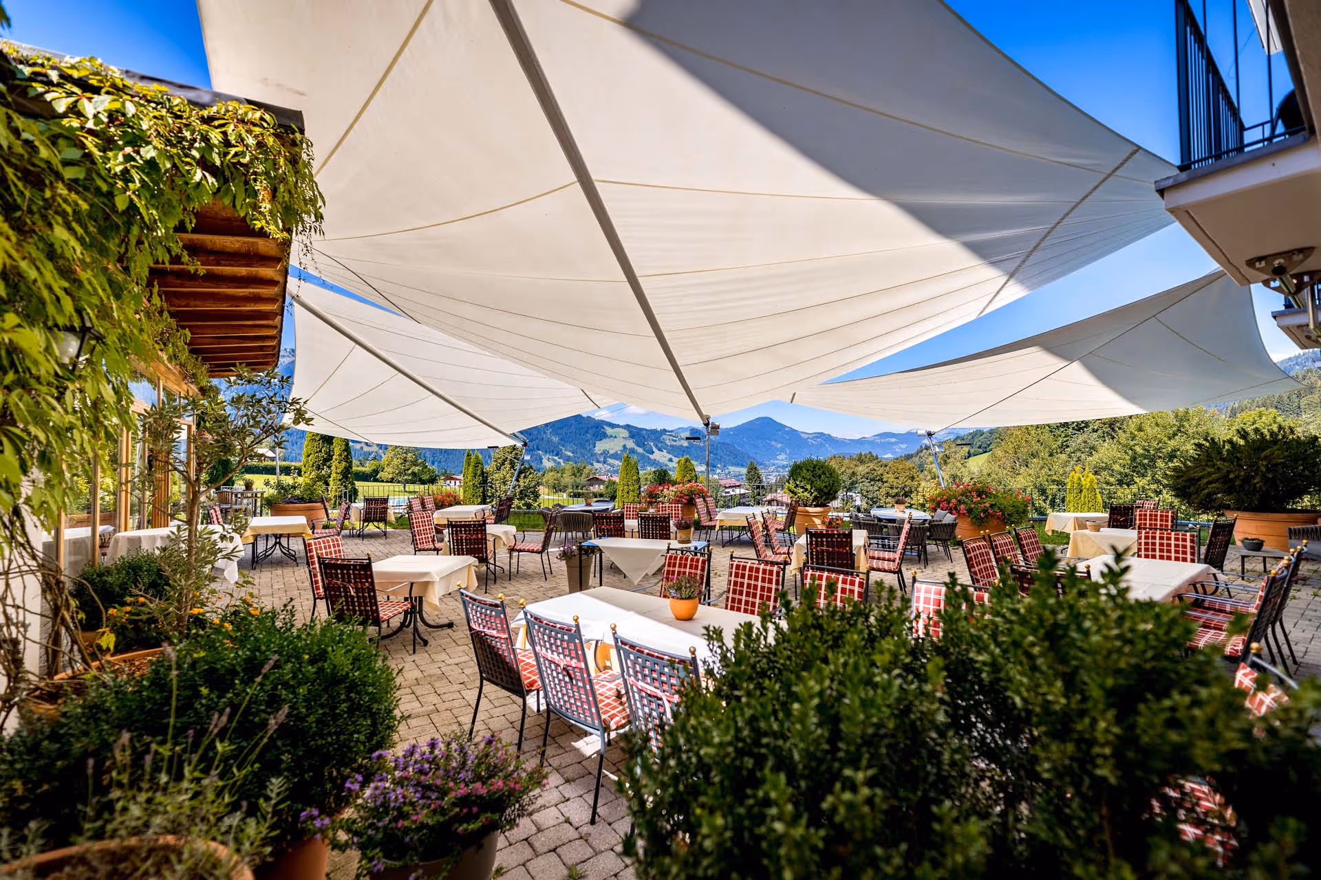 Die Segel schaffen ein angenehmes Mikroklima für entspannte Stunden auf der Terrasse.