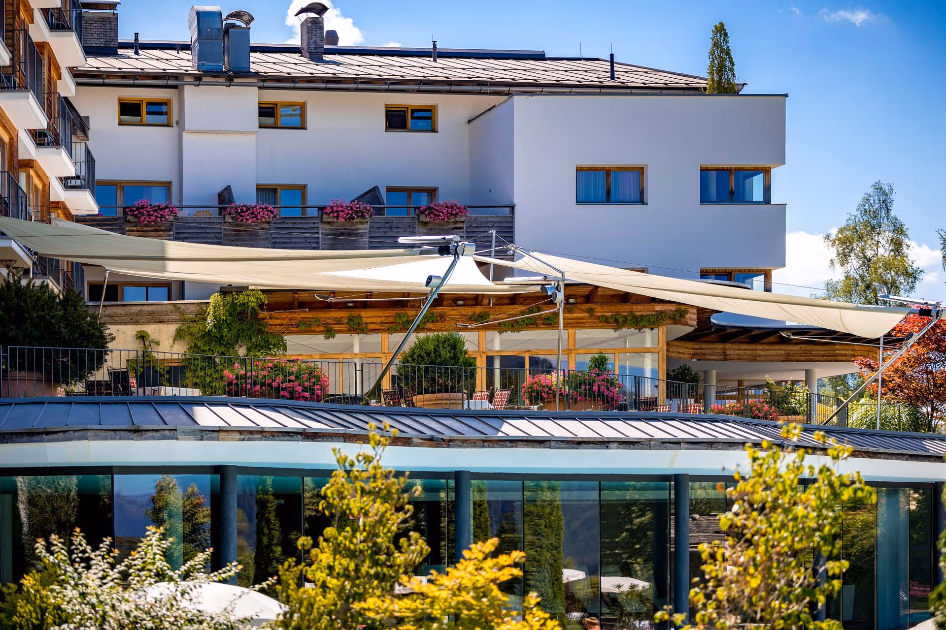 Großflächige Beschattungslösung lädt zum Verweilen und Durchatmen in alpiner Umgebung ein.