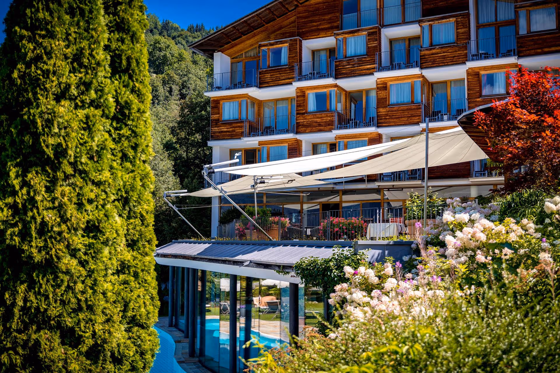 Sonnensegel schützen Gäste zuverlässig vor Sonne und leichtem Regen – auch bei wechselhaftem Bergwetter.