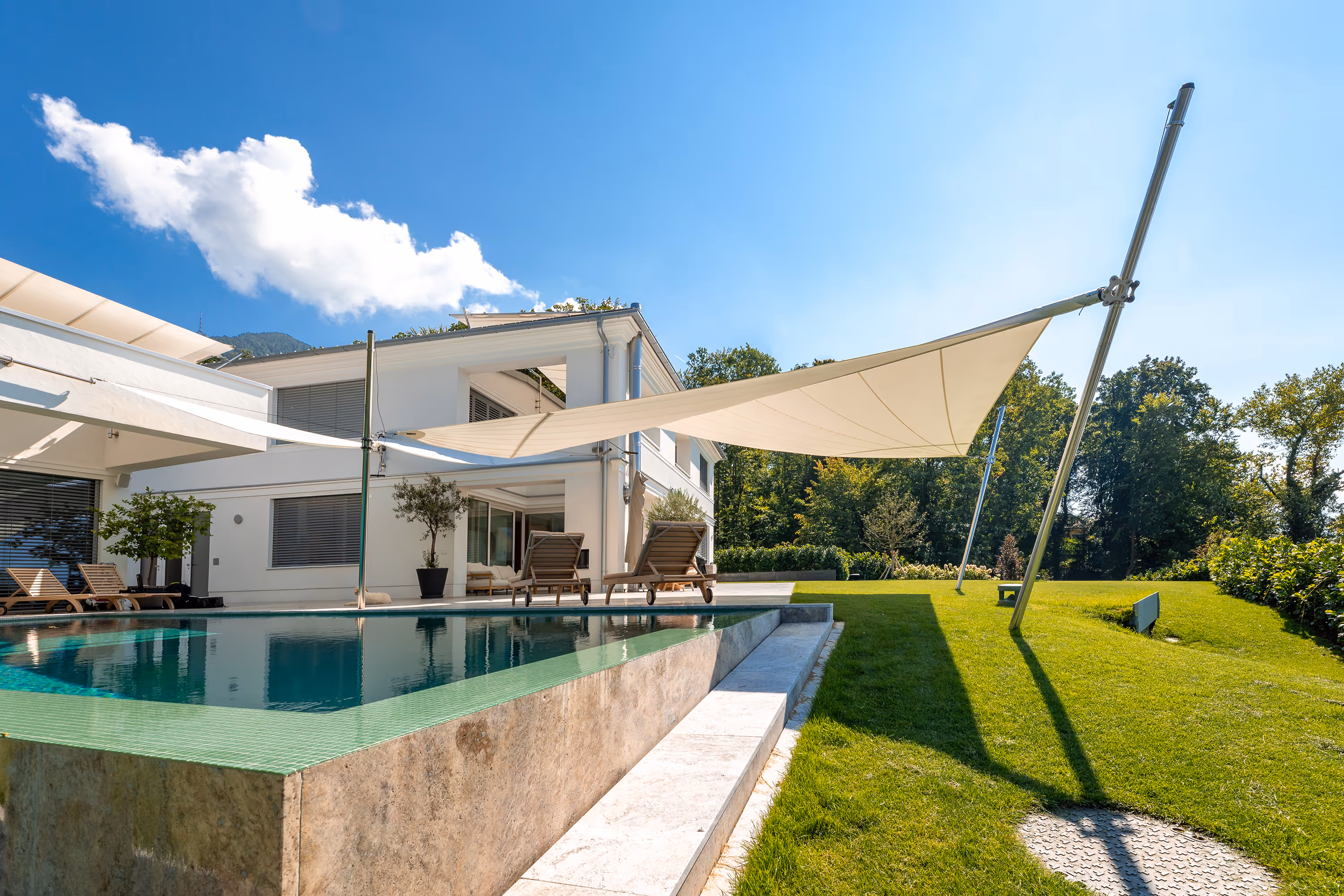 Man sieht an der F-Stütze einen elektrischen Höhenversteller, der die Tuchwelle absenkbar macht.