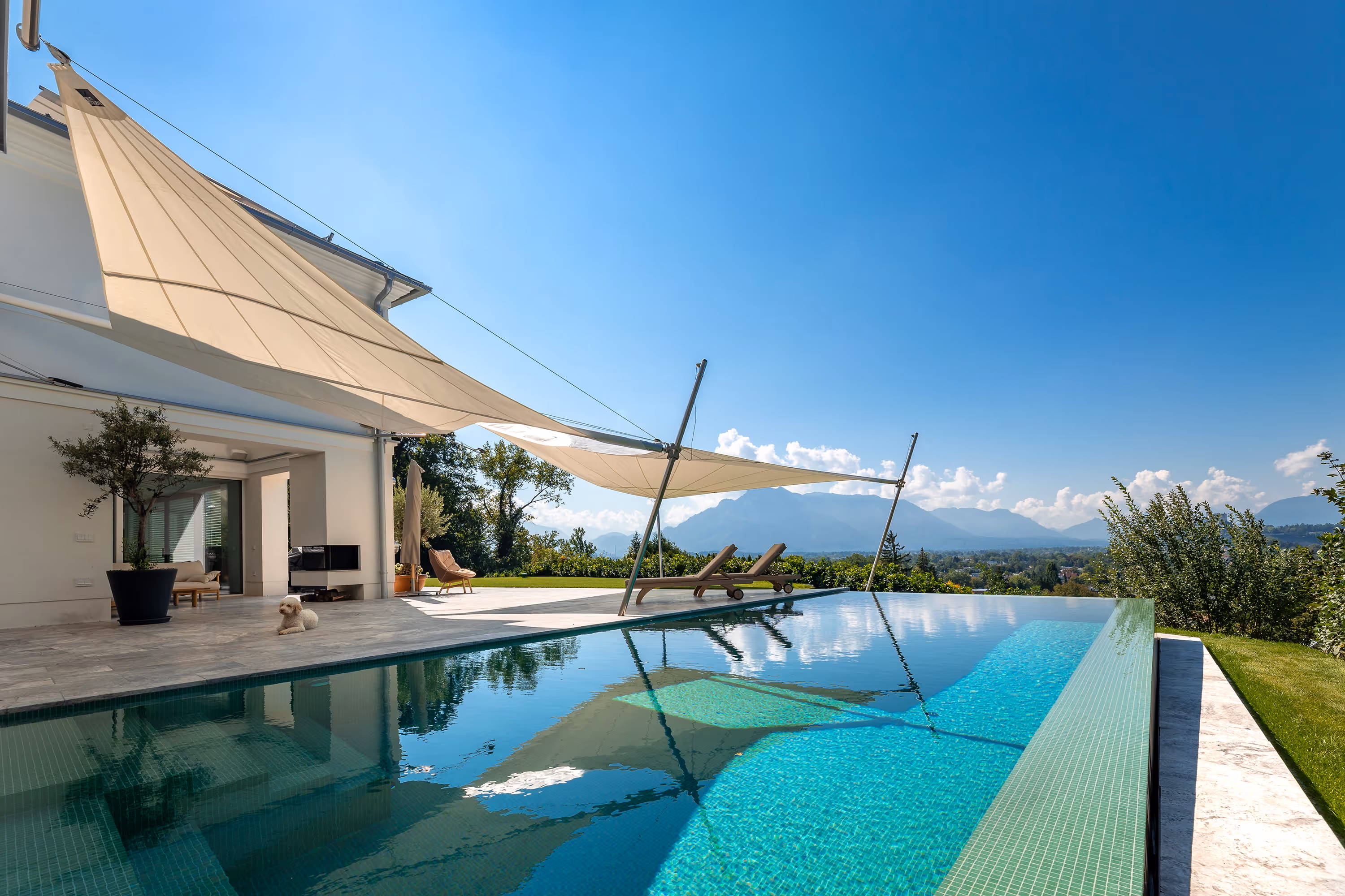 Der Pool und die angrenzende Poollounge laden zum Verweilen unter den Sonnensegeln ein.