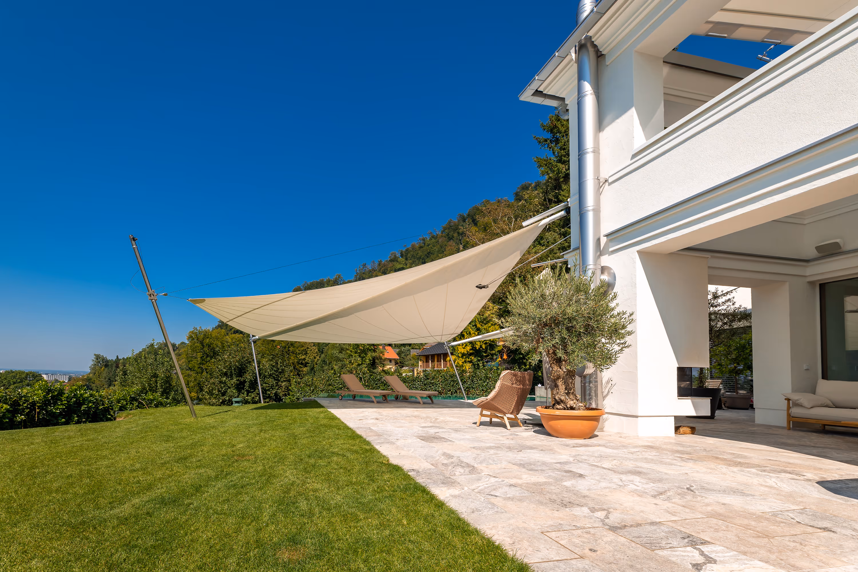 Zwei SunSquare Sonnensegel ausgestattet mit einer SunSquare LED-Leuchte.