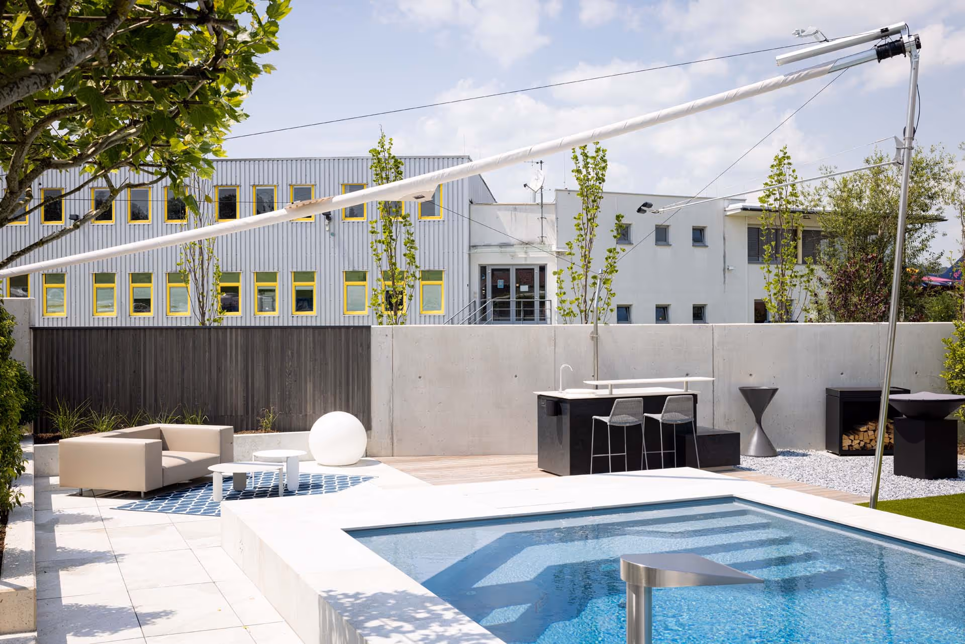 Outdoorbereiche wie Küchen, Lounges oder Pools sind mit SunSquare perfekt geschützt vor Sonne und Regen.