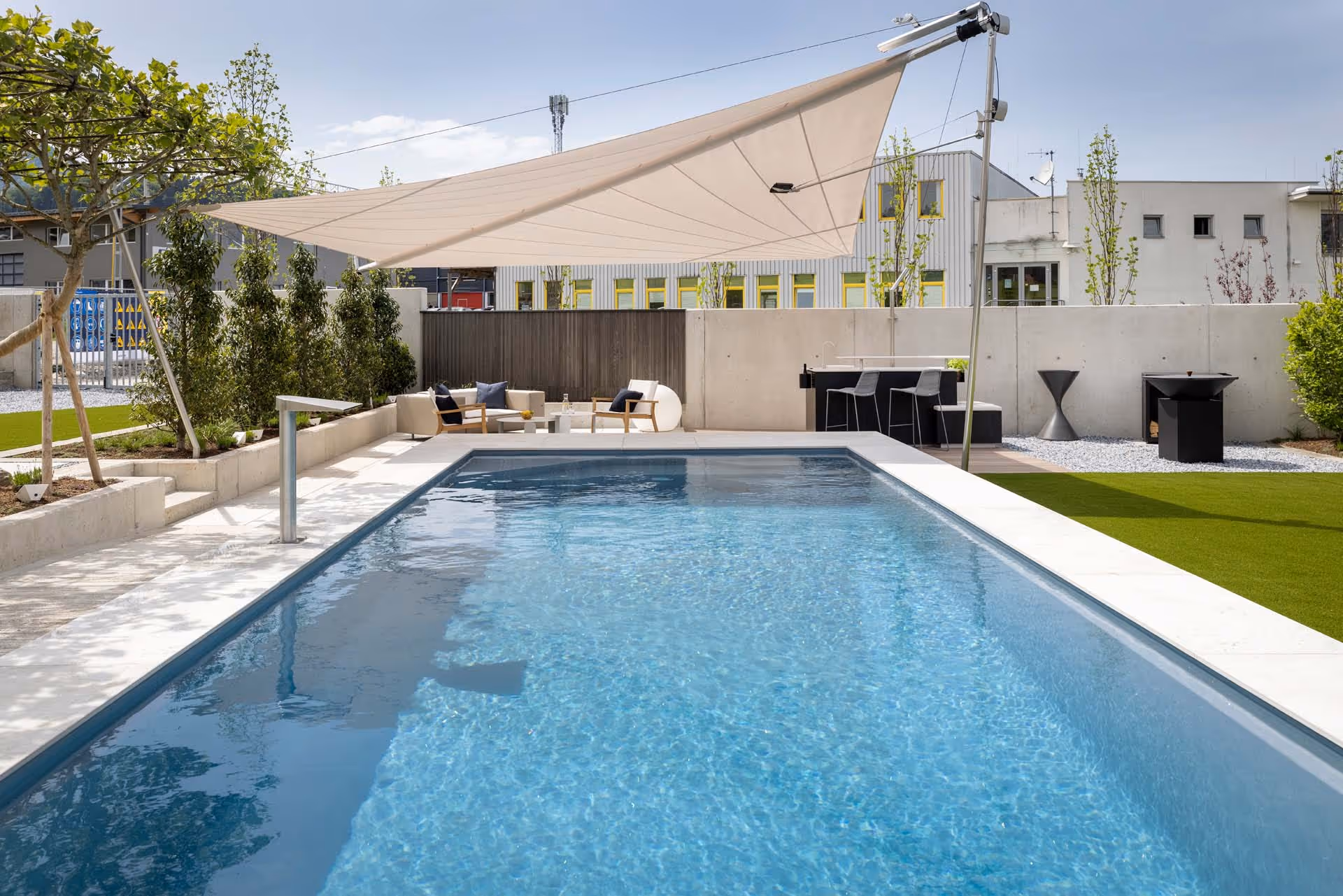 Outdoorbereiche wie Küchen, Lounges oder Pools sind mit SunSquare perfekt geschützt vor Sonne und Regen.