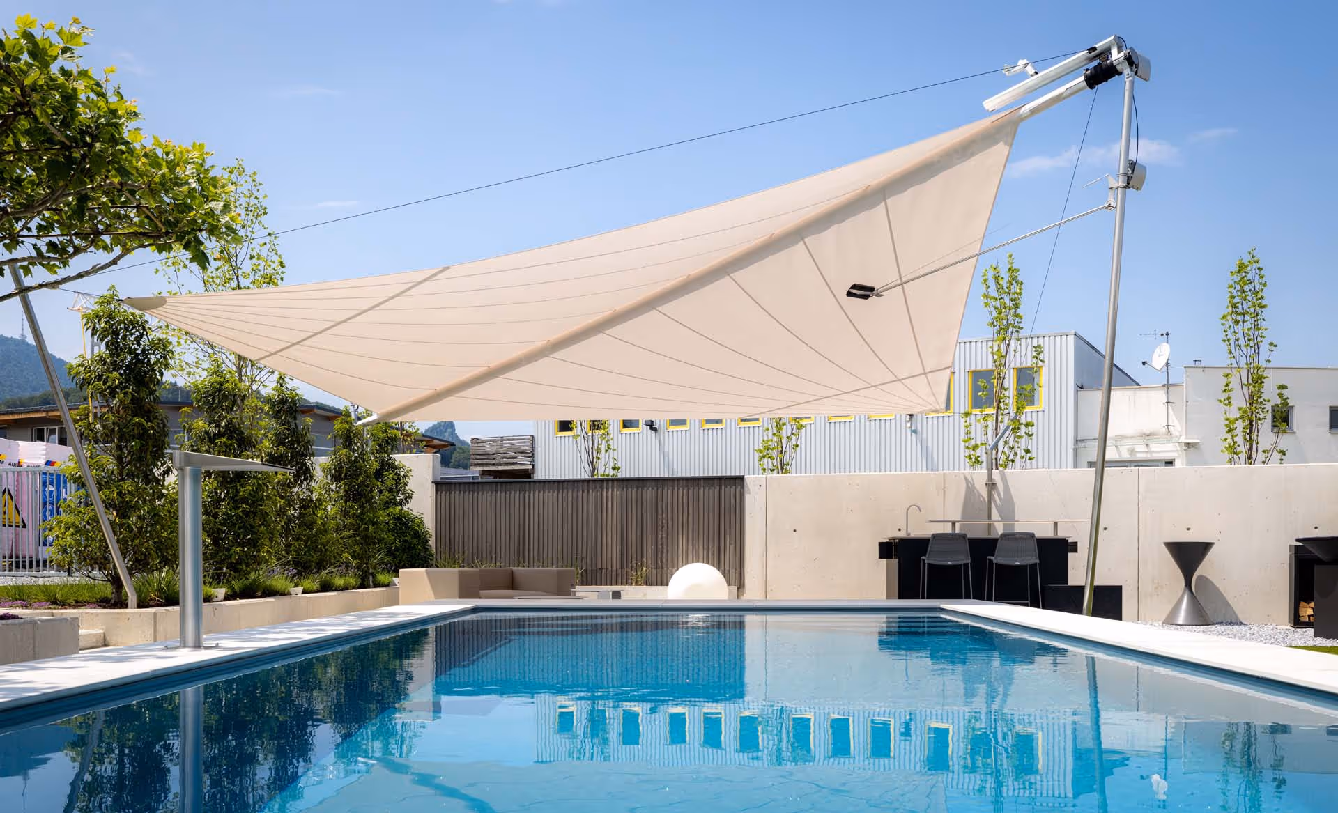 SunSquare verwandelt Leidenfrost Pool in Oase der Erholung in Koppl bei Salzburg.