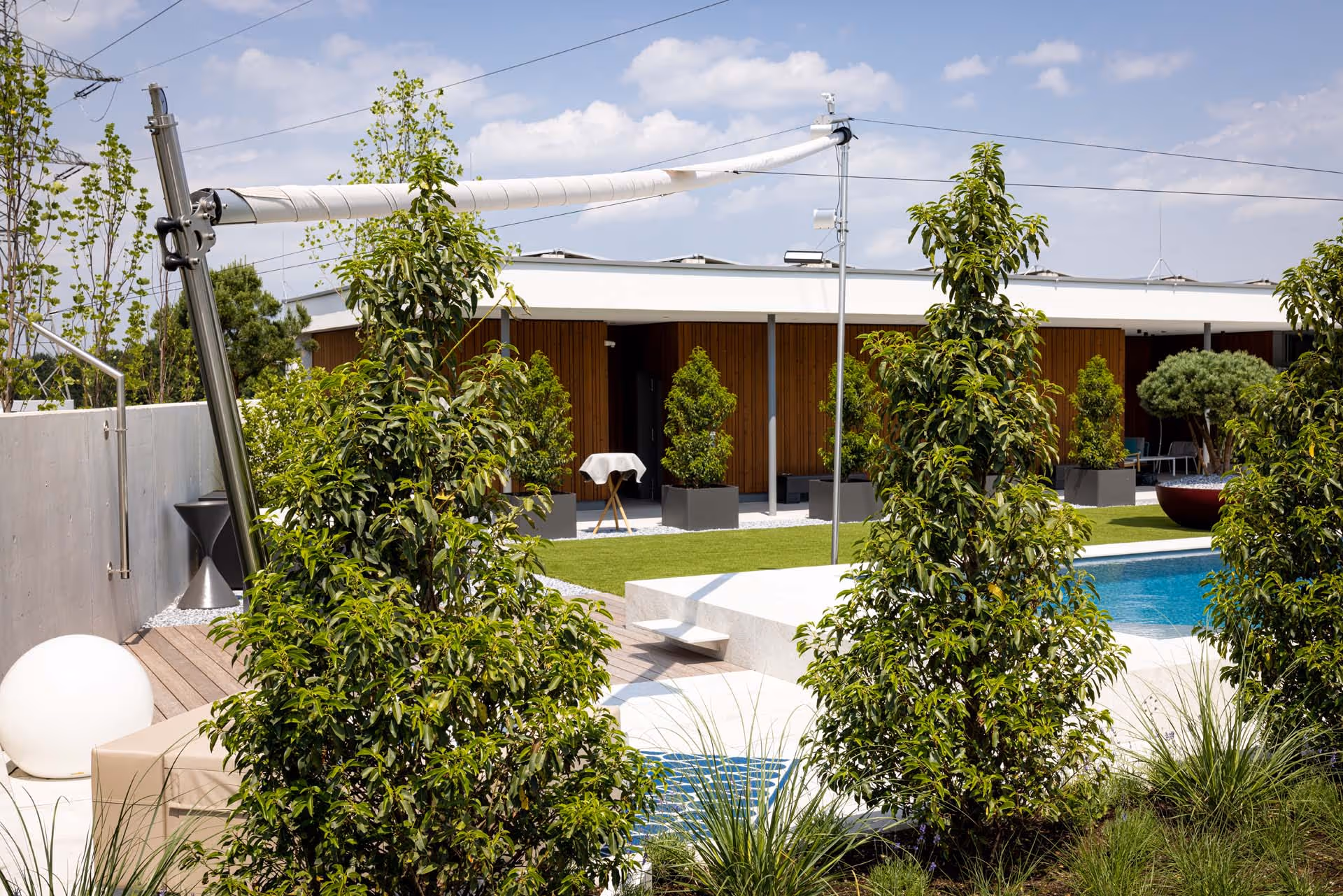 Outdoorbereiche wie Küchen, Lounges oder Pools sind mit SunSquare perfekt geschützt vor Sonne und Regen.