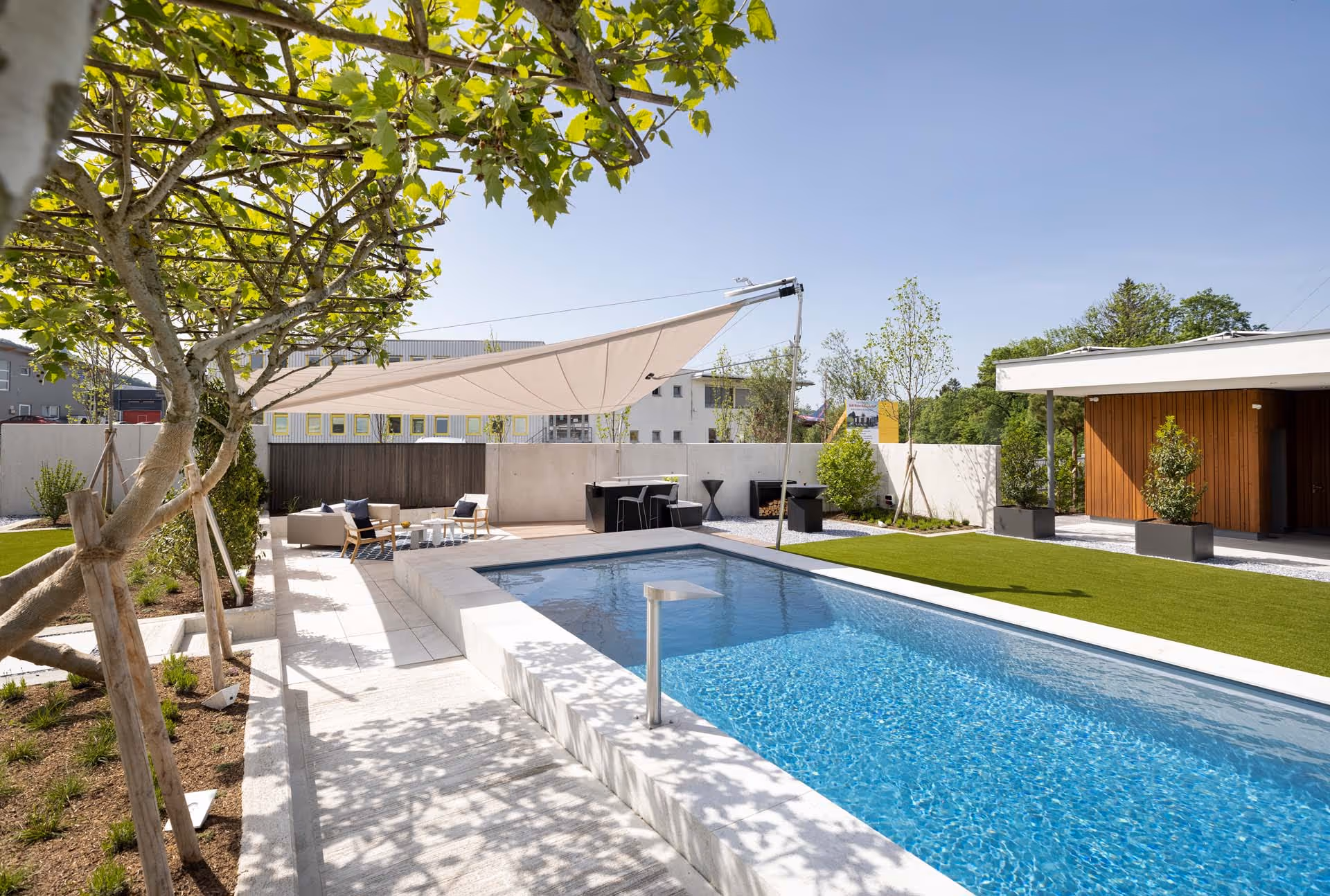 Outdoorbereiche wie Küchen, Lounges oder Pools sind mit SunSquare perfekt geschützt vor Sonne und Regen.