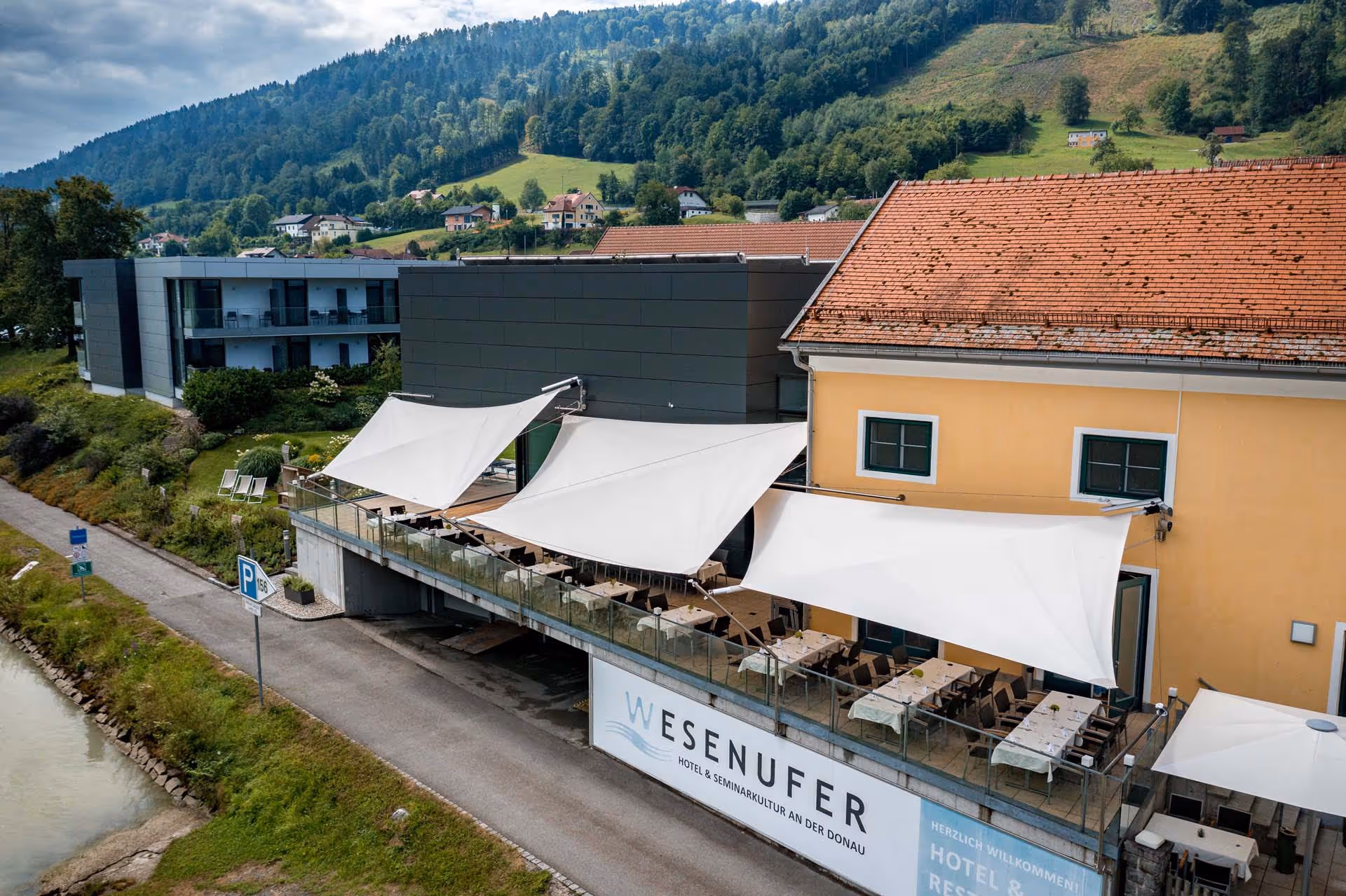 Here you can see three SunSquare sails, which provide shade to the spacious terrace on the banks of the Danube.