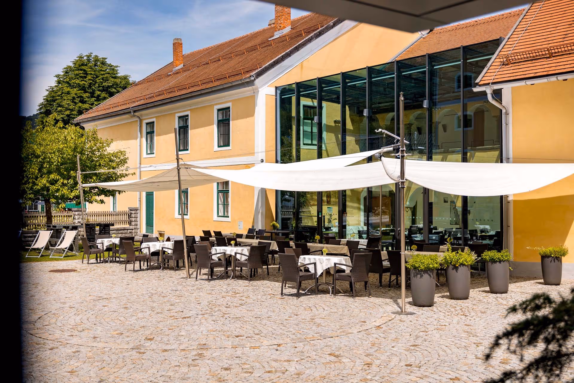 Veranstaltungen sind vor Sonne und Regen sicher - duch SunSquare Segel im Hotel Wesenufer.
