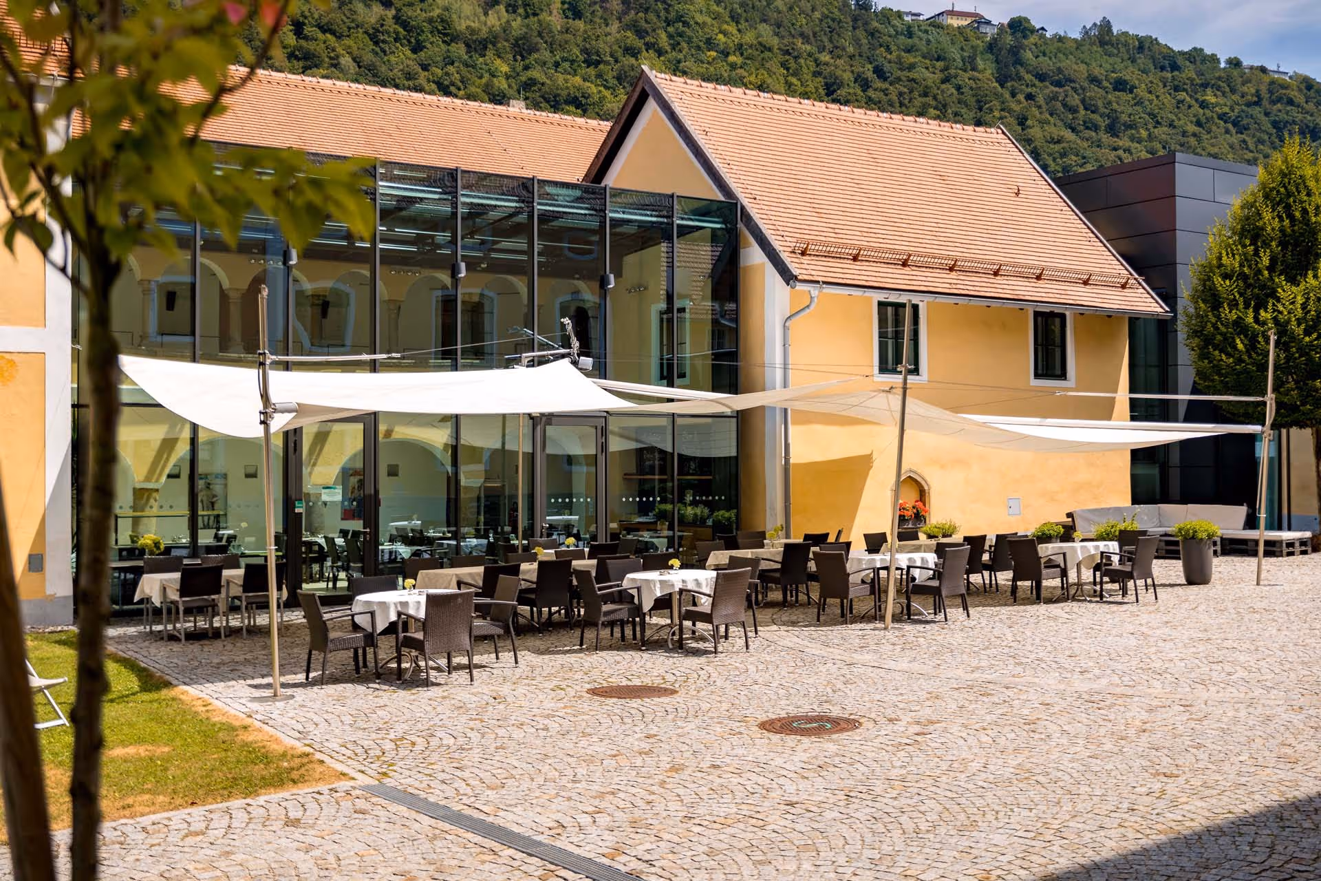 Veranstaltungen sind vor Sonne und Regen sicher - duch SunSquare Segel im Hotel Wesenufer.