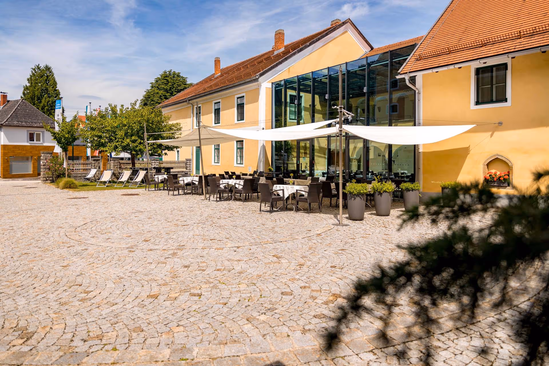Veranstaltungen sind vor Sonne und Regen sicher - duch SunSquare Segel im Hotel Wesenufer.
