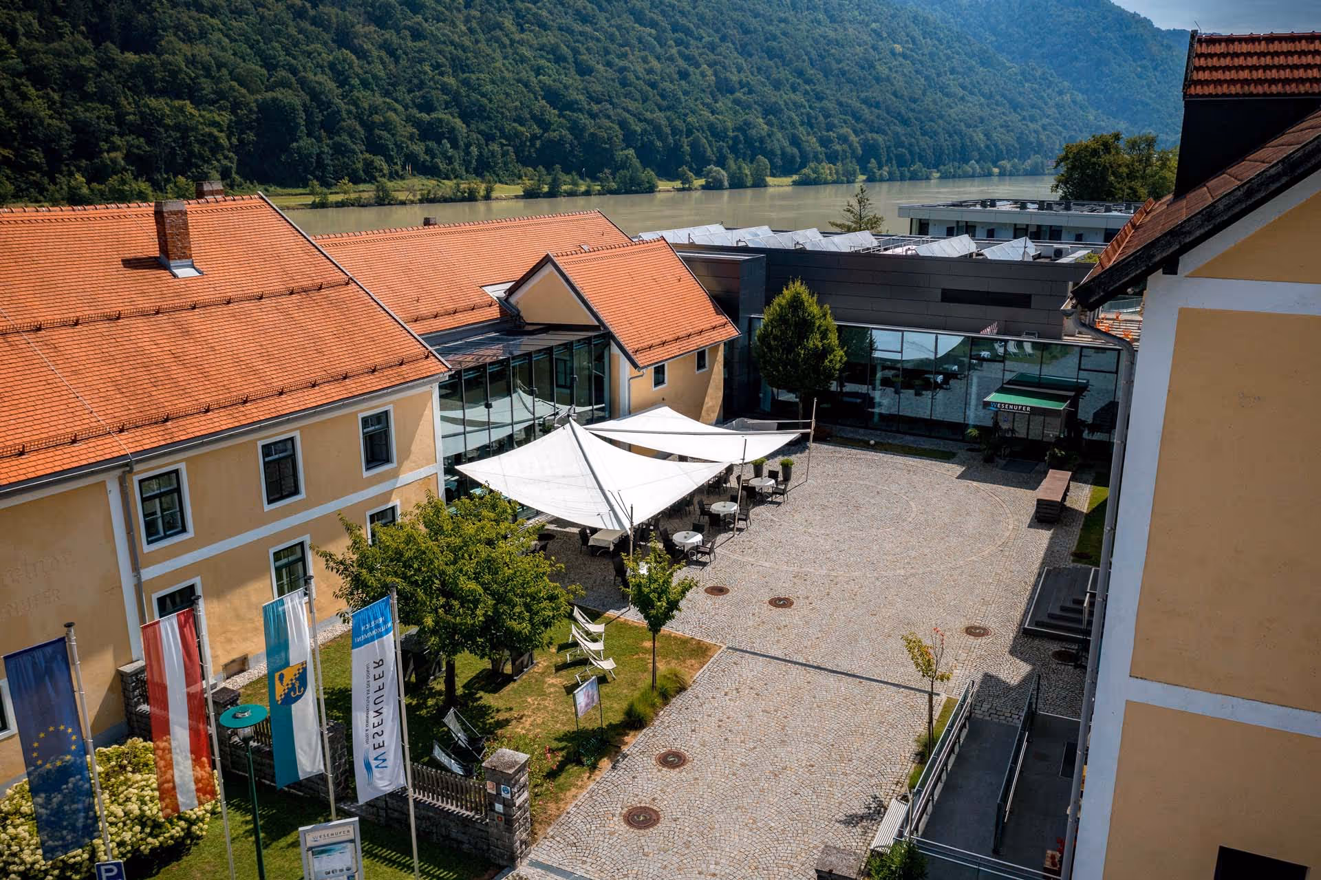 Das Hotel direkt an der Donau mit SunSquare Segeln, die vor Regen und Sonne schützen.