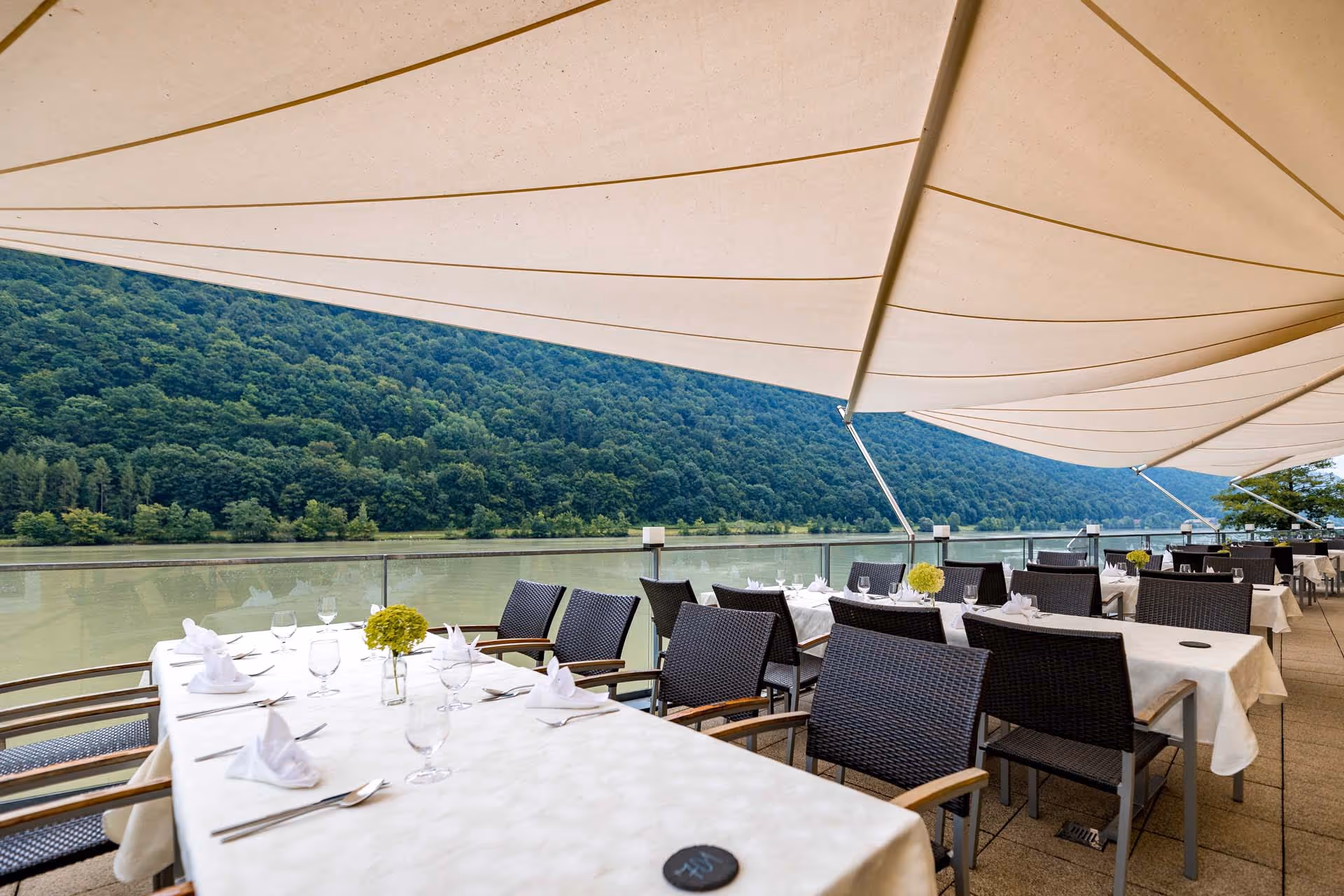 Star-Roll Sun Shade Trading versorgt das hotel Wesenufer mit Sonnensegeln von SunSquare.