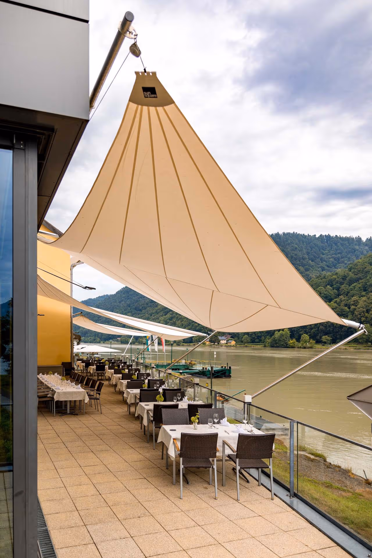 Das Hotel Wesenufer setzt auf maßgeschneiderte Terrassenüberdachung von SunSquare.
