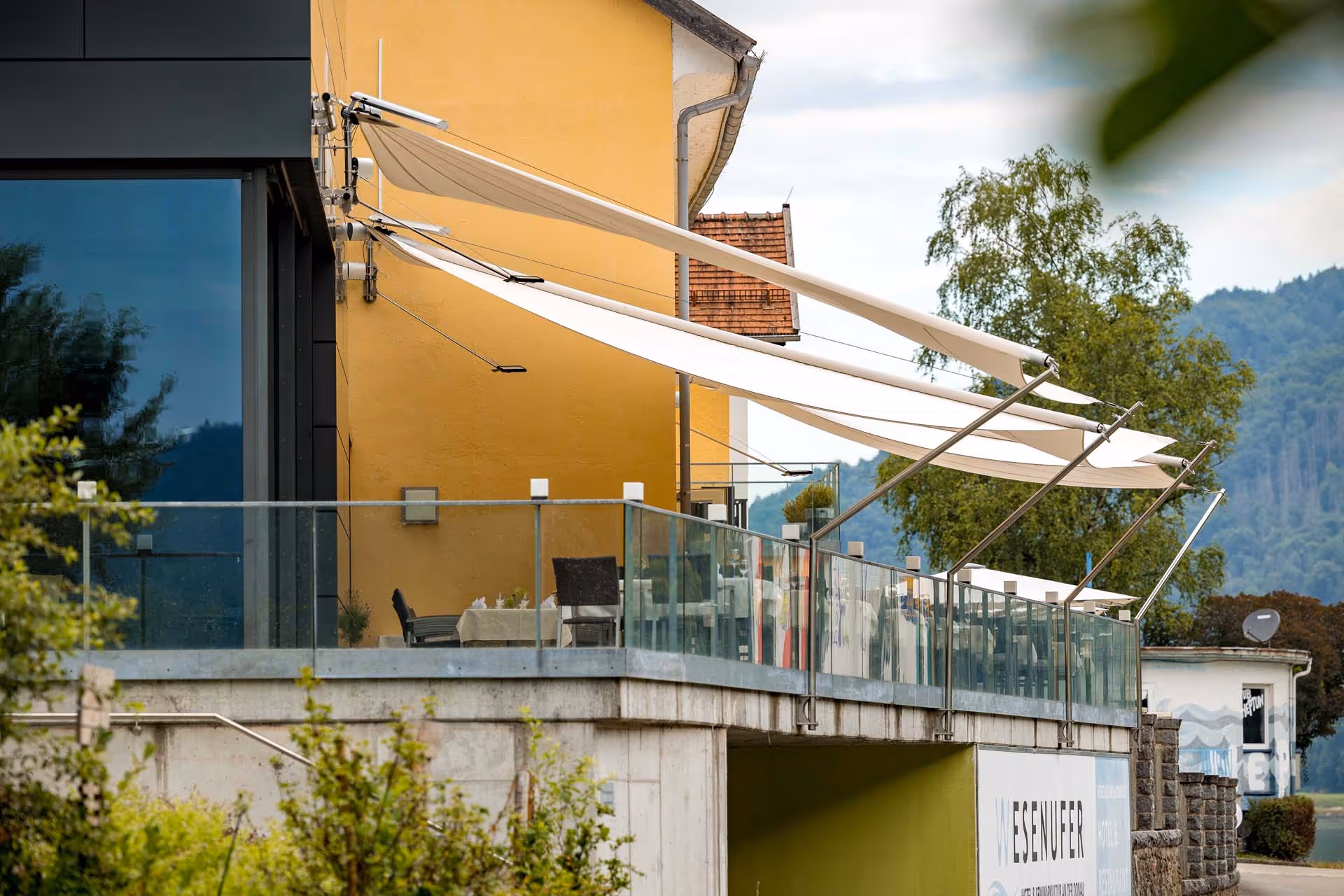 Star-Roll Sun Shade Trading versorgt das hotel Wesenufer mit Sonnensegeln von SunSquare.