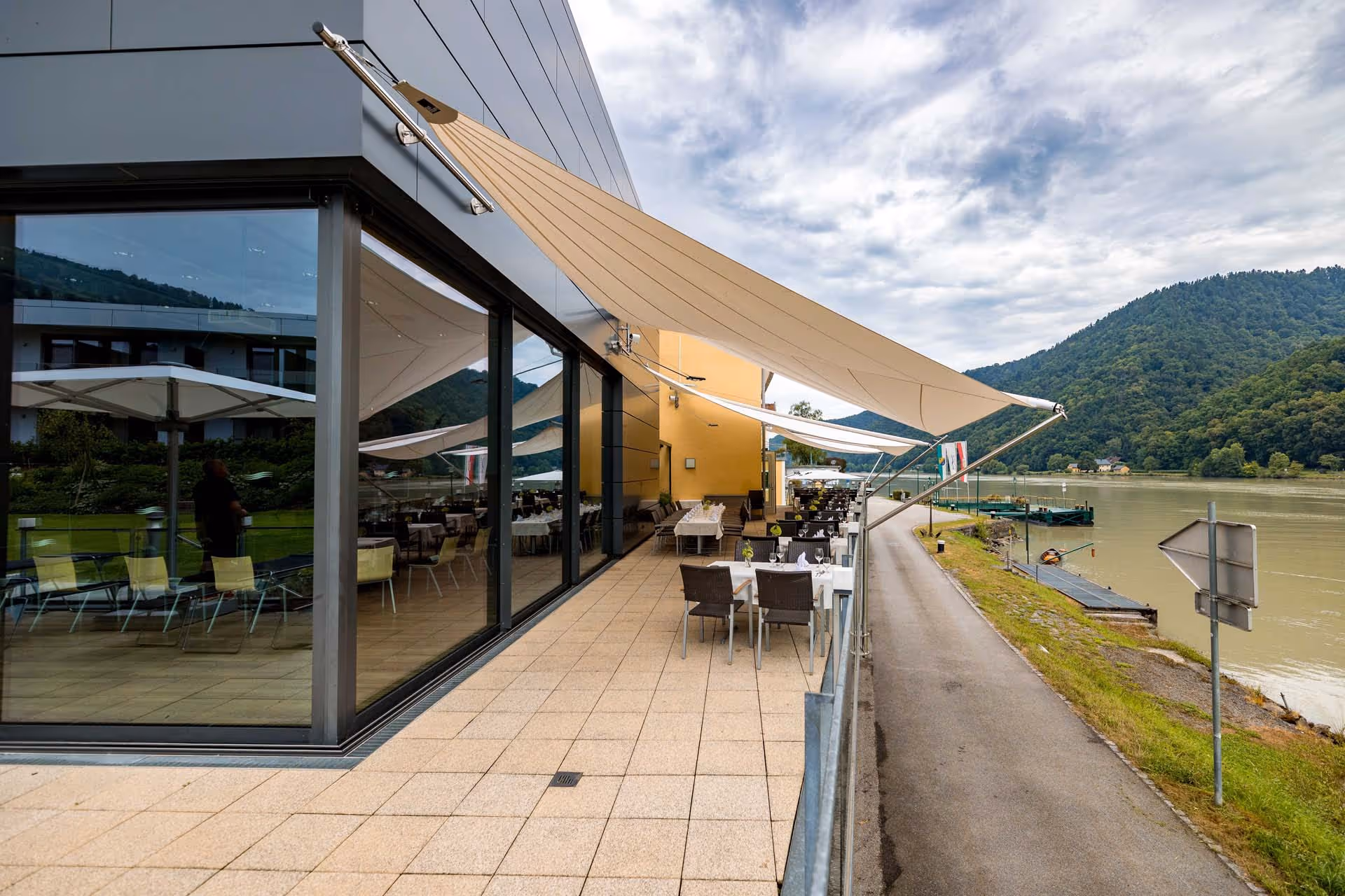 Star-Roll Sun Shade Trading versorgt das hotel Wesenufer mit Sonnensegeln von SunSquare.