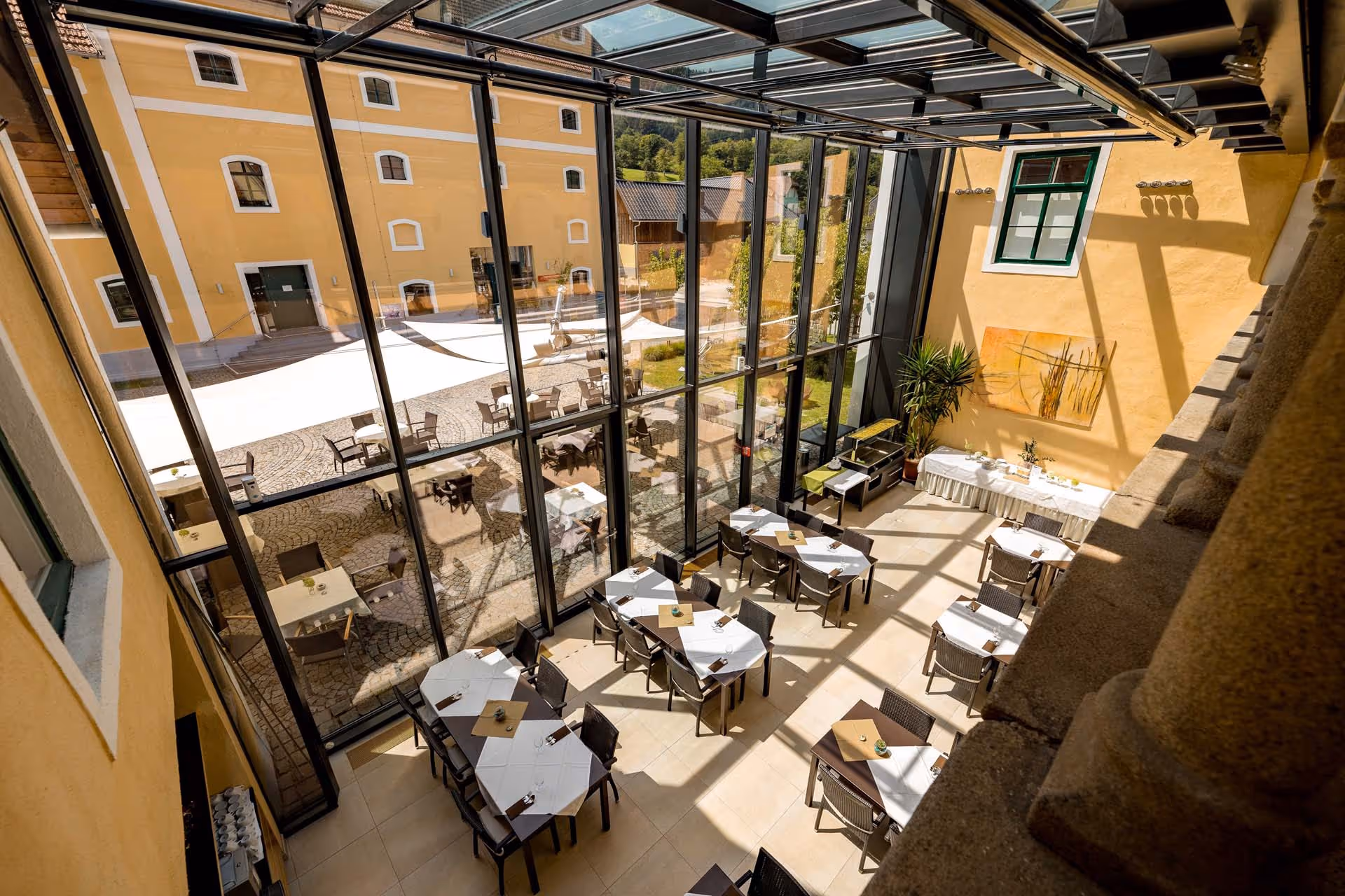 Der Innenhof wird gerne für Firmenveranstaltungen genutzt und ist durch die SunSquare Segel länger nutzbar.