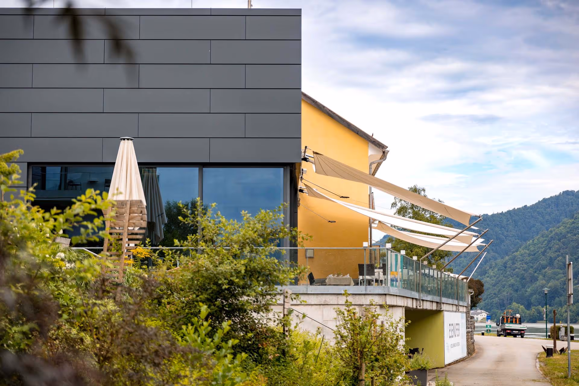 Das Hotel Wesenufer setzt auf maßgeschneiderte Terrassenüberdachung von SunSquare.