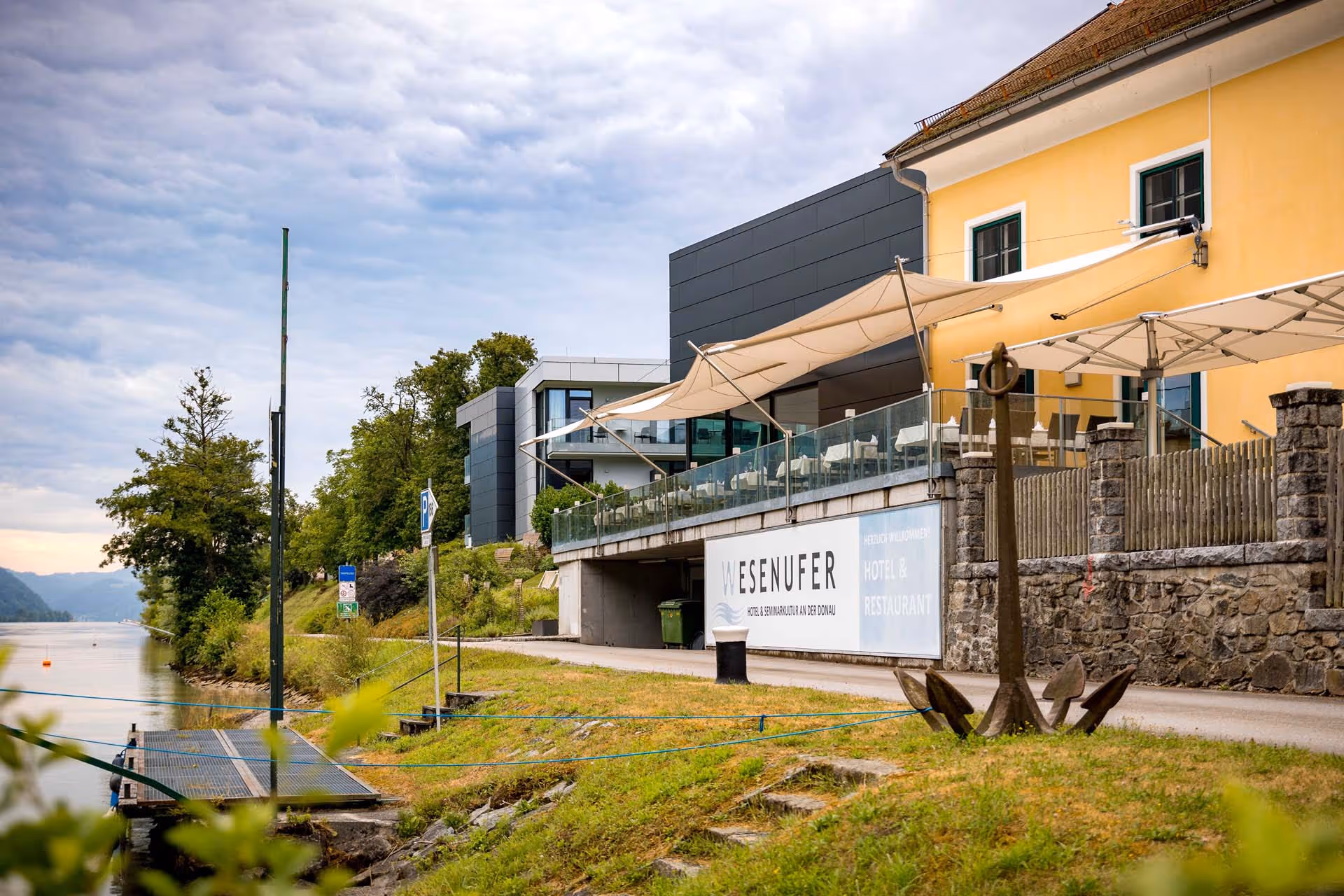Das Hotel Wesenufer setzt auf maßgeschneiderte Outdoor-Lösungen von SunSquare.