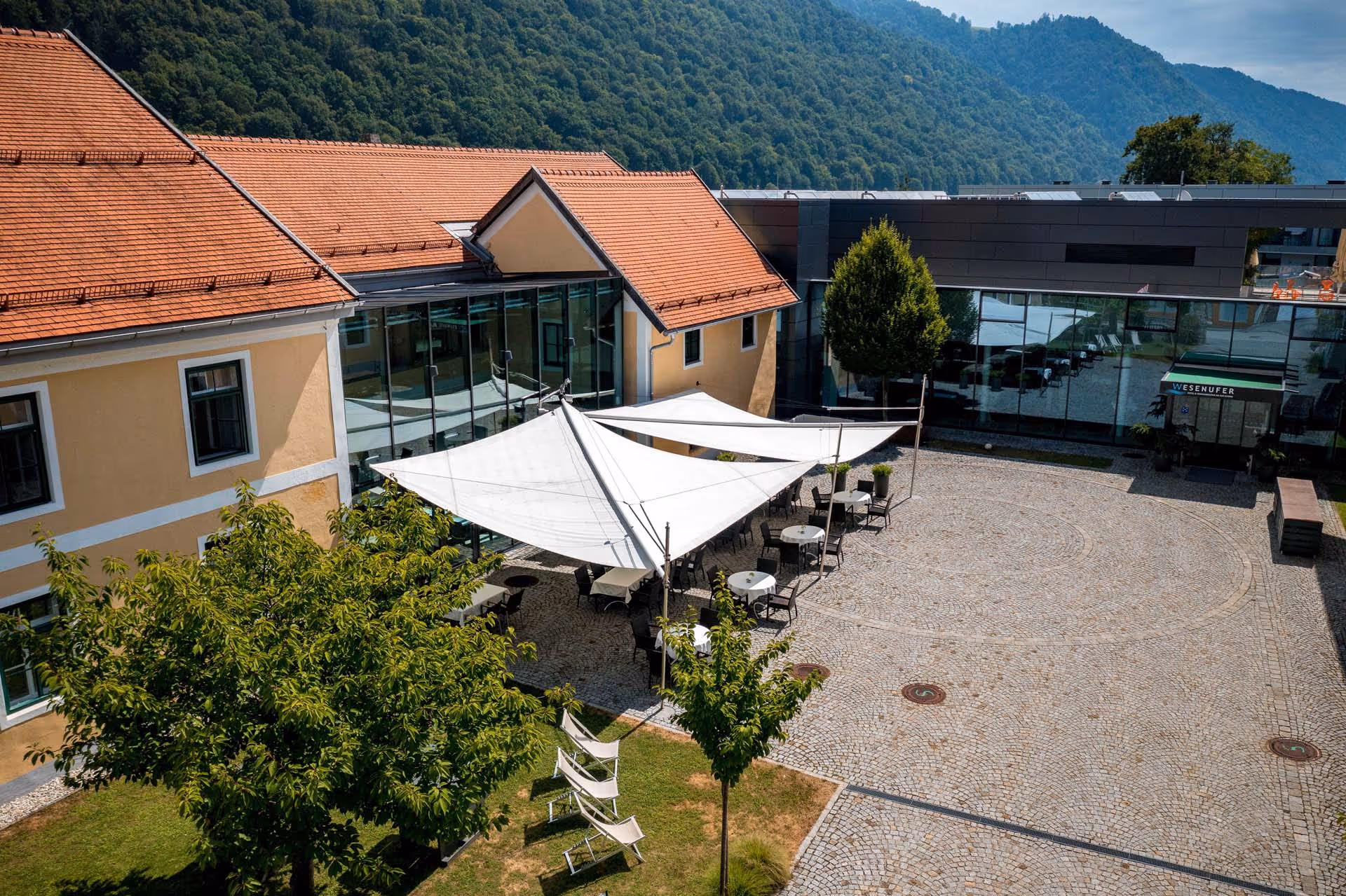 Der Innenhof wird gerne für Firmenveranstaltungen genutzt und ist durch die SunSquare Segel länger nutzbar.