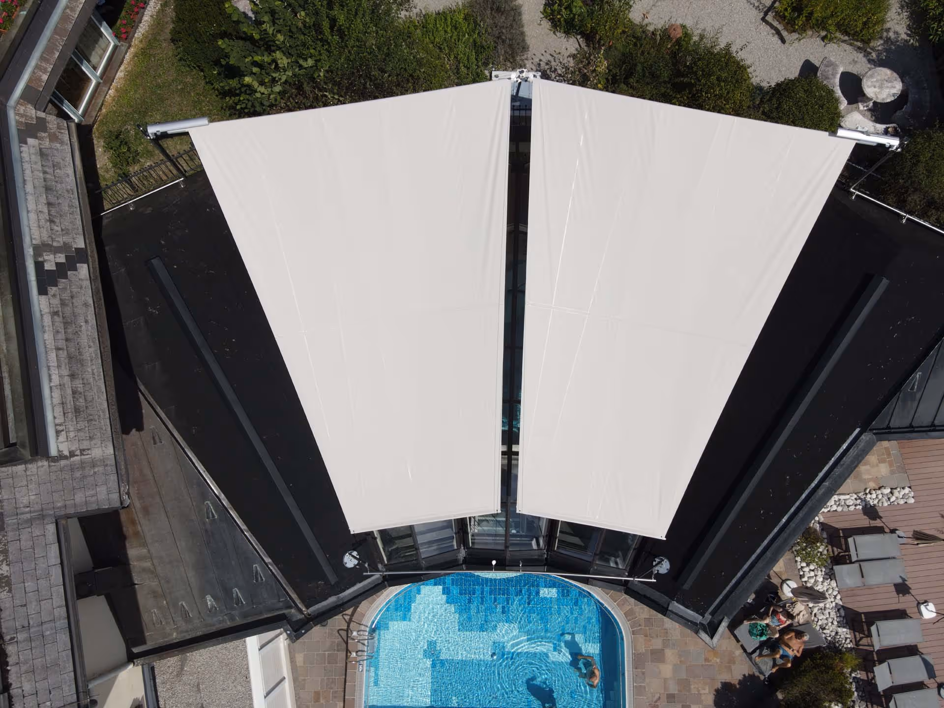 SunSquare Sonnensegel im Ebner’s Waldhof – Schatten für ein Glasdach am Fuschlsee