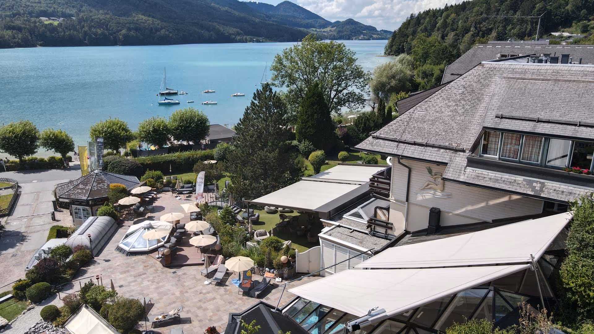 SunSquare Sonnensegel im Ebner’s Waldhof – Schatten für ein Glasdach am Fuschlsee