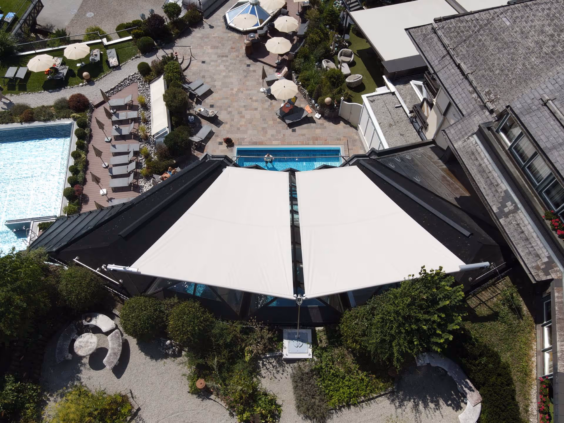 SunSquare Sonnensegel im Ebner’s Waldhof – Schatten für ein Glasdach am Fuschlsee