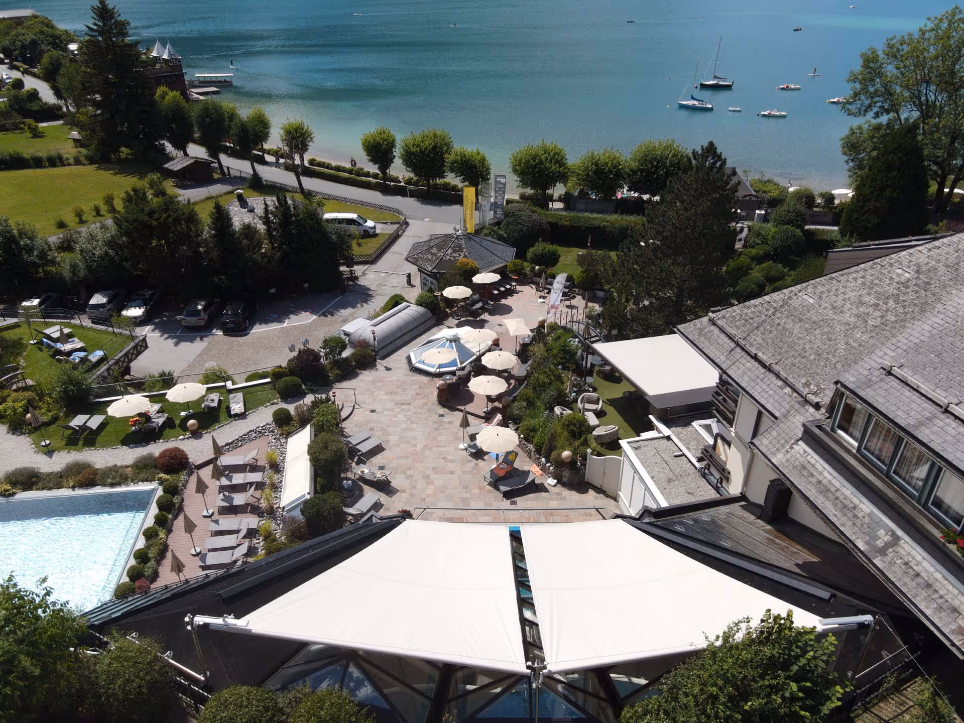 SunSquare Sonnensegel im Ebner’s Waldhof – Schatten für ein Glasdach am Fuschlsee