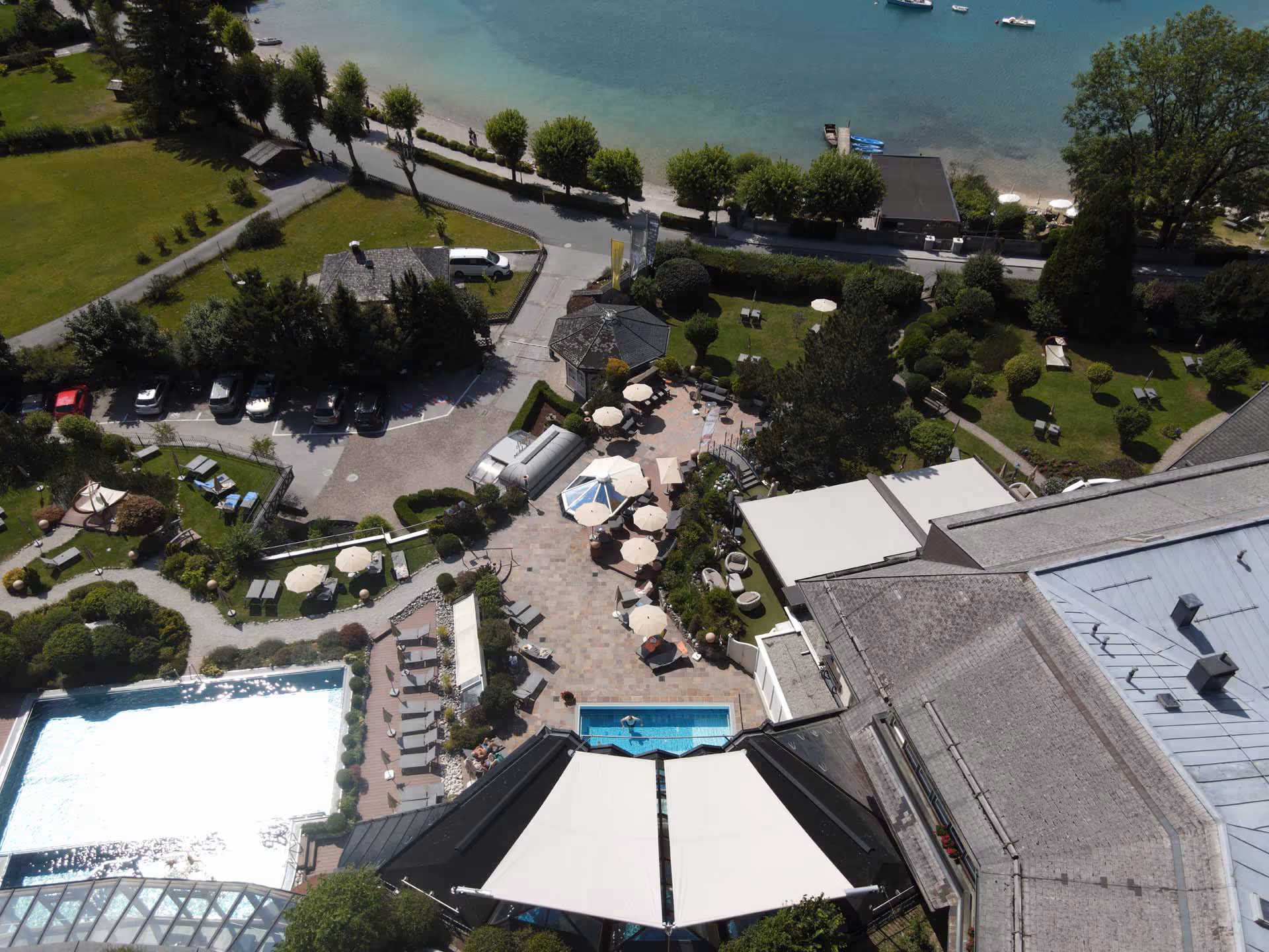 SunSquare Sonnensegel im Ebner’s Waldhof – Schatten für ein Glasdach am Fuschlsee