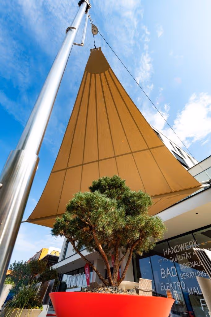 Das Segelmaterial Sattler 314-071 sorgt für langlebigen Sonnen- und Regenschutz mit dezenter Eleganz.