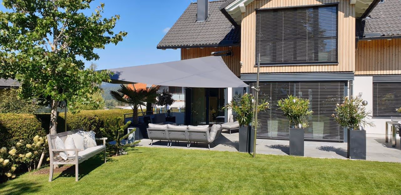 Gesamtansicht der Anlage im Gartenbereich – harmonisches Zusammenspiel von Architektur, Material und Natur.