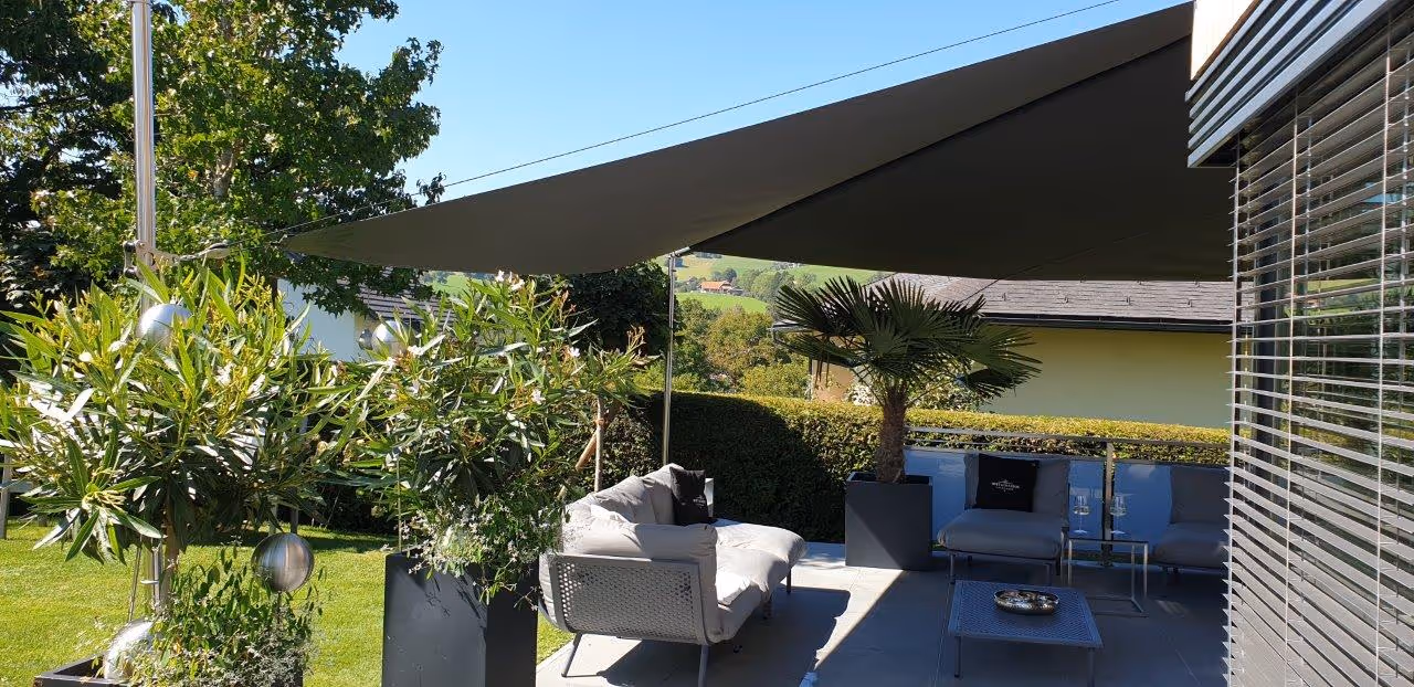 Montagepunkt am Gebäude mit klarer Linienführung – technische Präzision trifft ästhetisches Feingefühl.