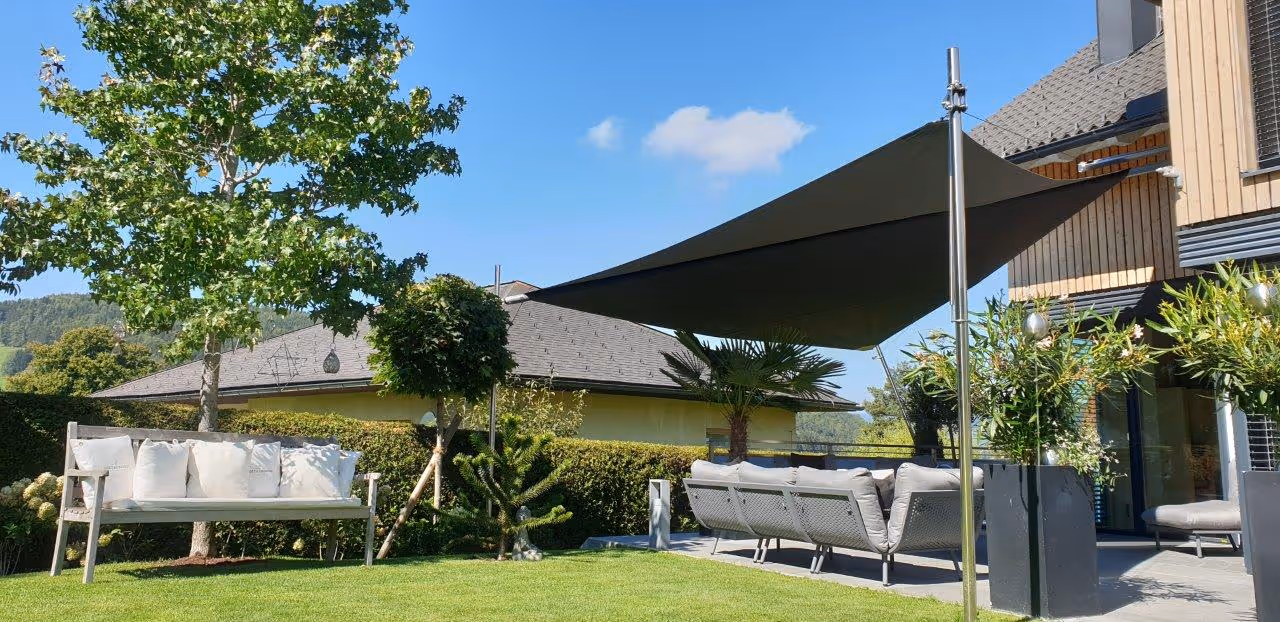 Seitliche Perspektive auf das gespannte Segel mit manueller Höhenverstellung – optimierter Schattenverlauf bei wechselndem Sonnenstand.